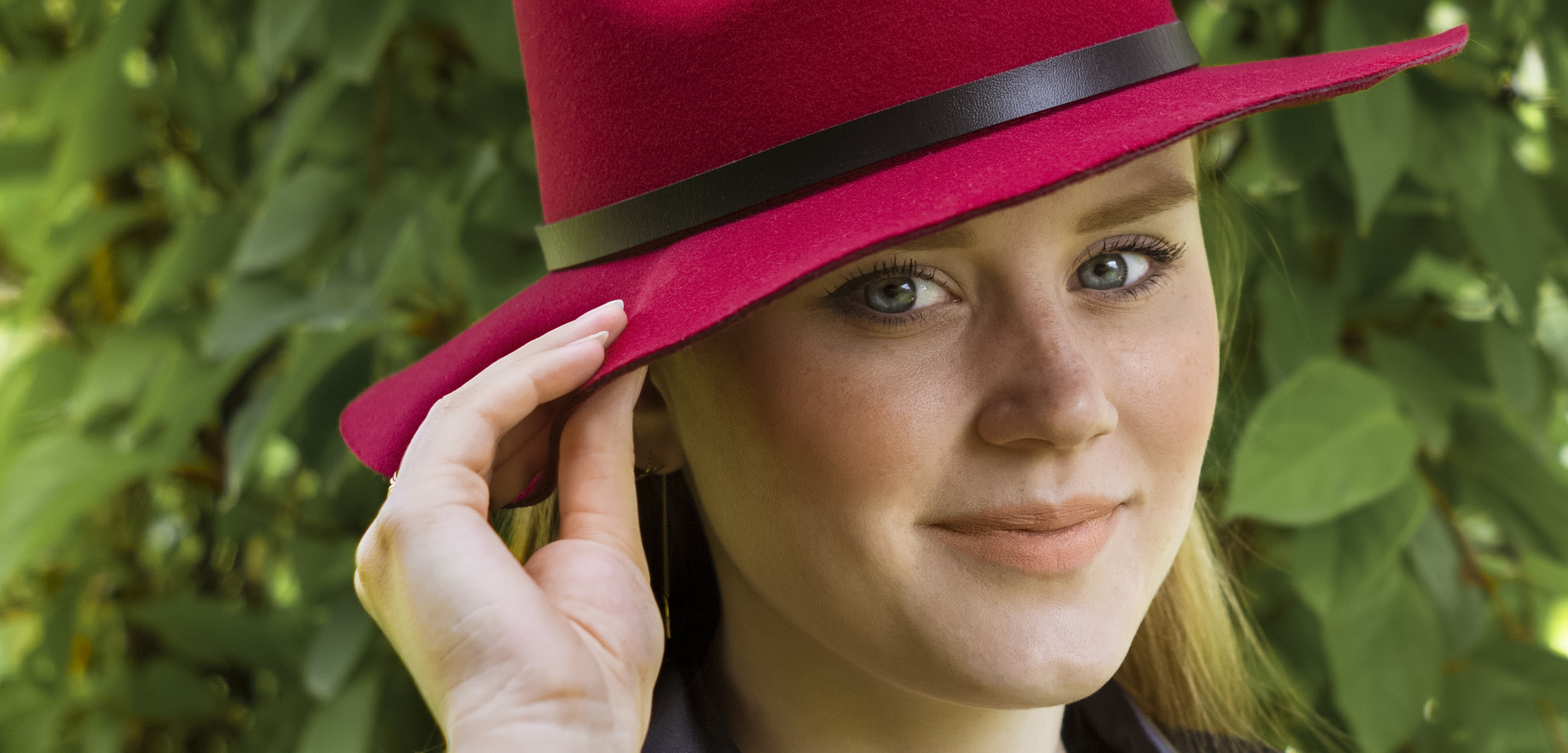 Sony SLT-A37 + Sony DT 50mm F1.8 SAM sample photo. Burgundy hat photography