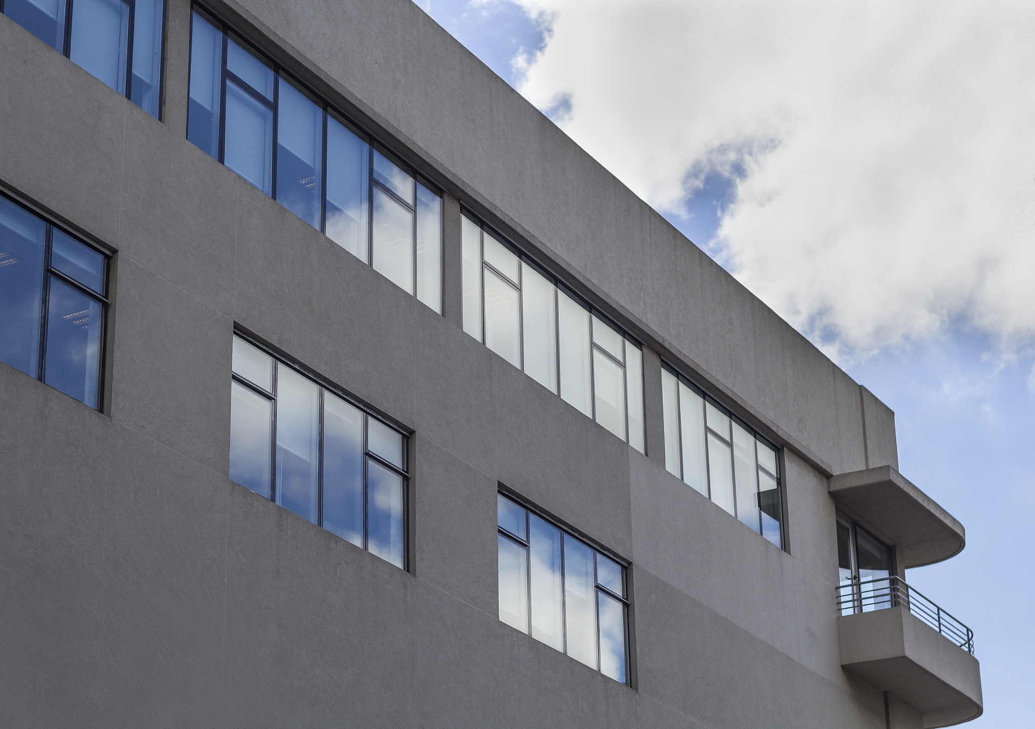Canon EOS 1200D (EOS Rebel T5 / EOS Kiss X70 / EOS Hi) + Canon EF 50mm F1.8 II sample photo. Sky over the windows photography