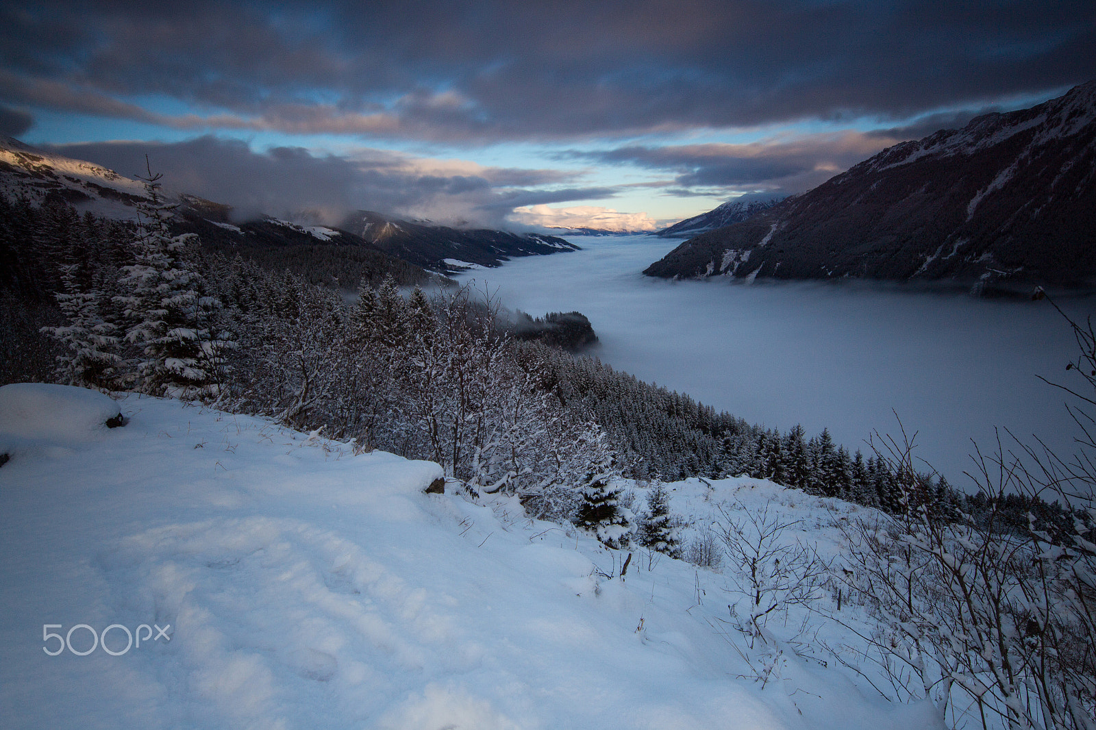 Canon EOS 700D (EOS Rebel T5i / EOS Kiss X7i) + Canon EF 11-24mm F4L USM sample photo. Fluss aus nebel photography