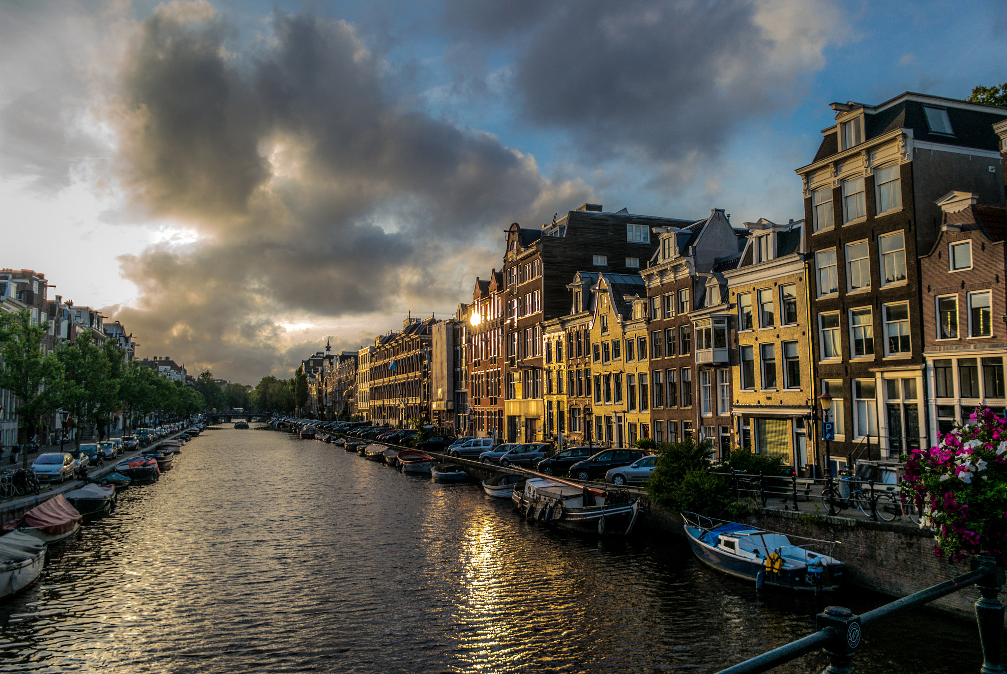 Samsung NX200 + Samsung NX 16mm F2.4 Pancake sample photo. Canal in amsterdam photography