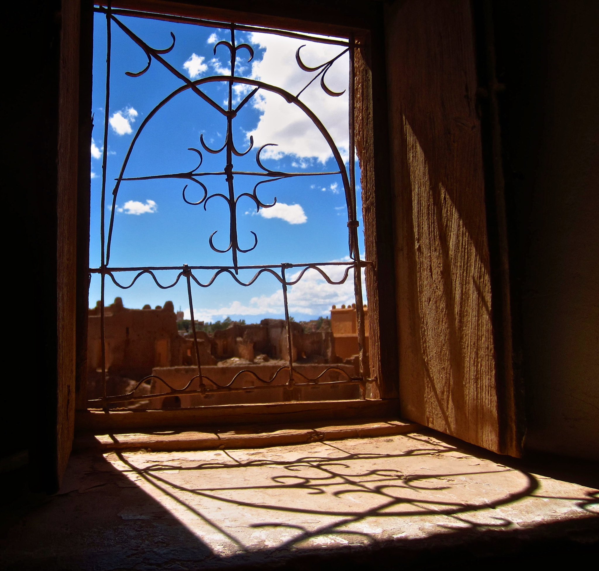Canon PowerShot ELPH 300 HS (IXUS 220 HS / IXY 410F) sample photo. Window photography