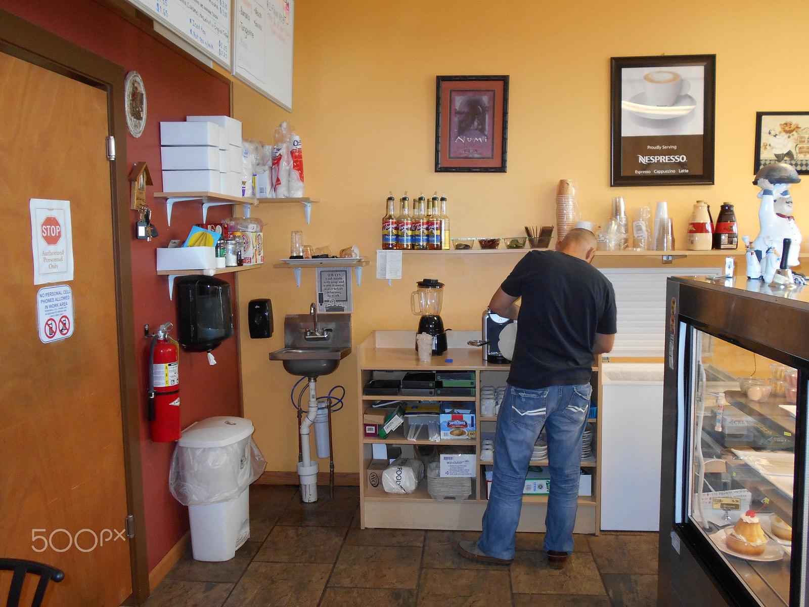 Nikon Coolpix L32 sample photo. At a coffee shop photography