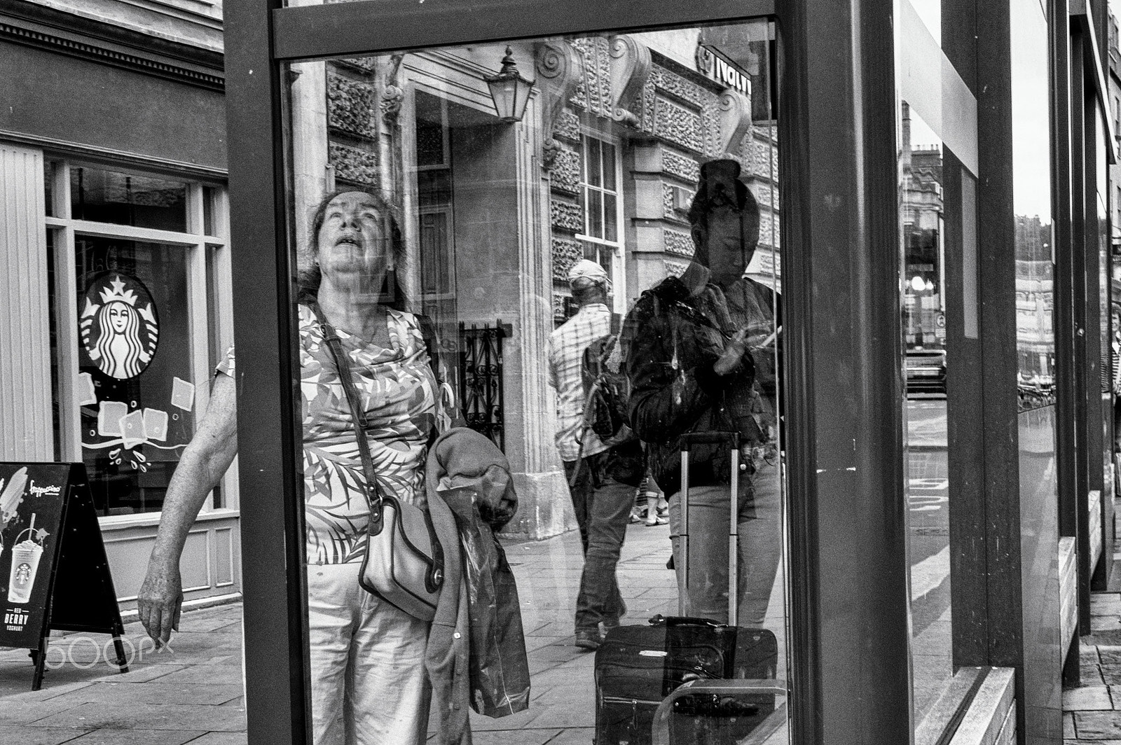 Tamron AF 28-75mm F2.8 XR Di LD Aspherical (IF) sample photo. Bus stop photography