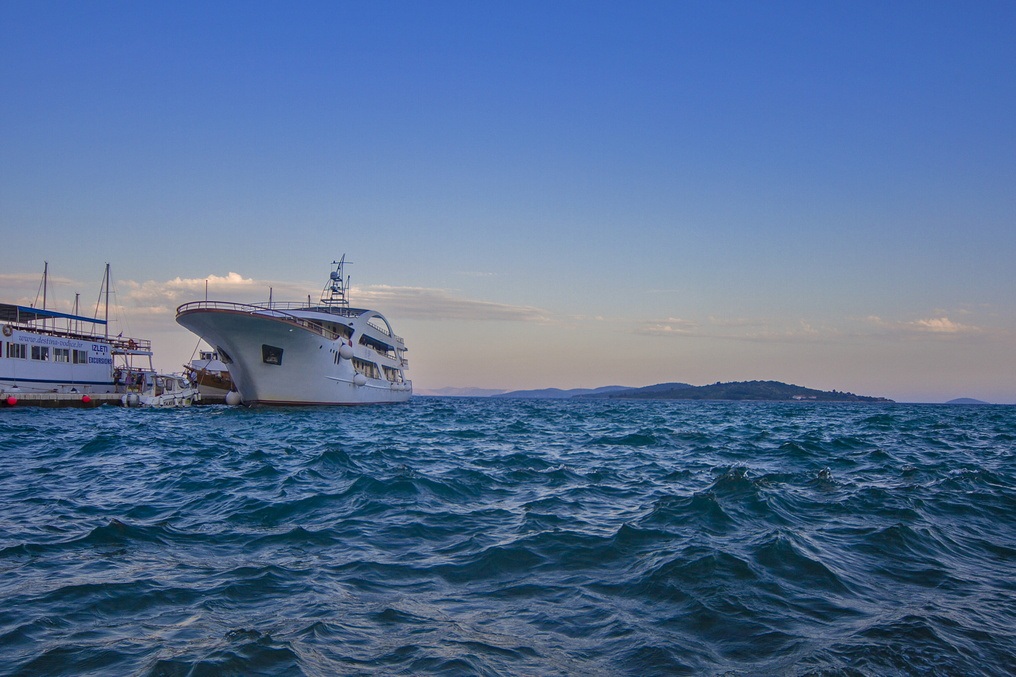 Canon EOS 7D + Sigma 12-24mm F4.5-5.6 EX DG Aspherical HSM sample photo. Waves an ship photography