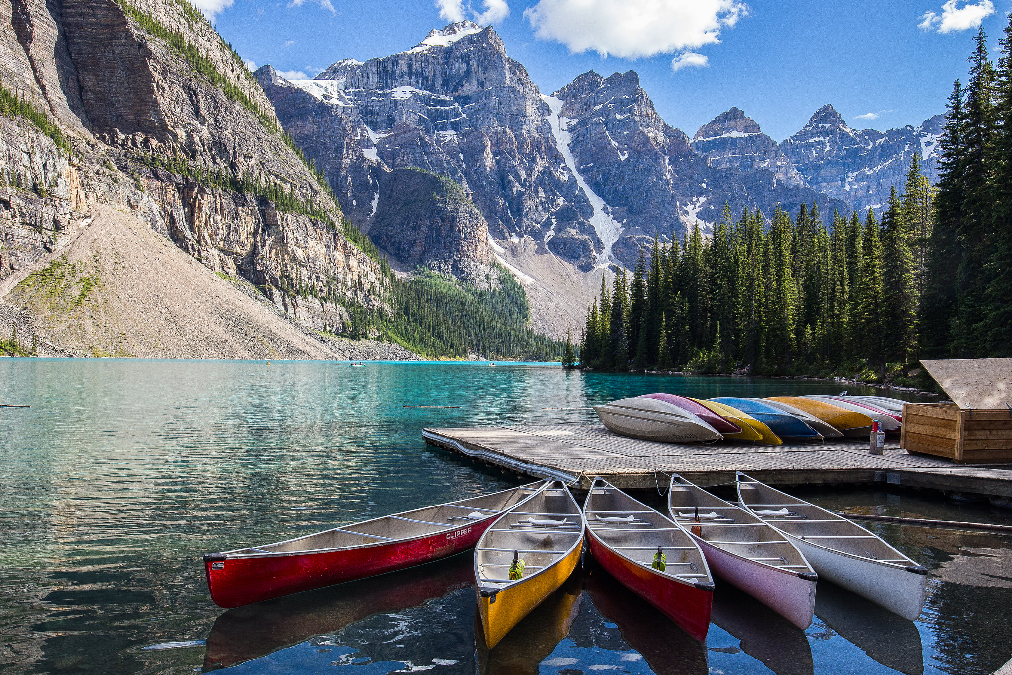 Canon EOS 700D (EOS Rebel T5i / EOS Kiss X7i) + Canon EF 16-35mm F4L IS USM sample photo. Moraine lake photography