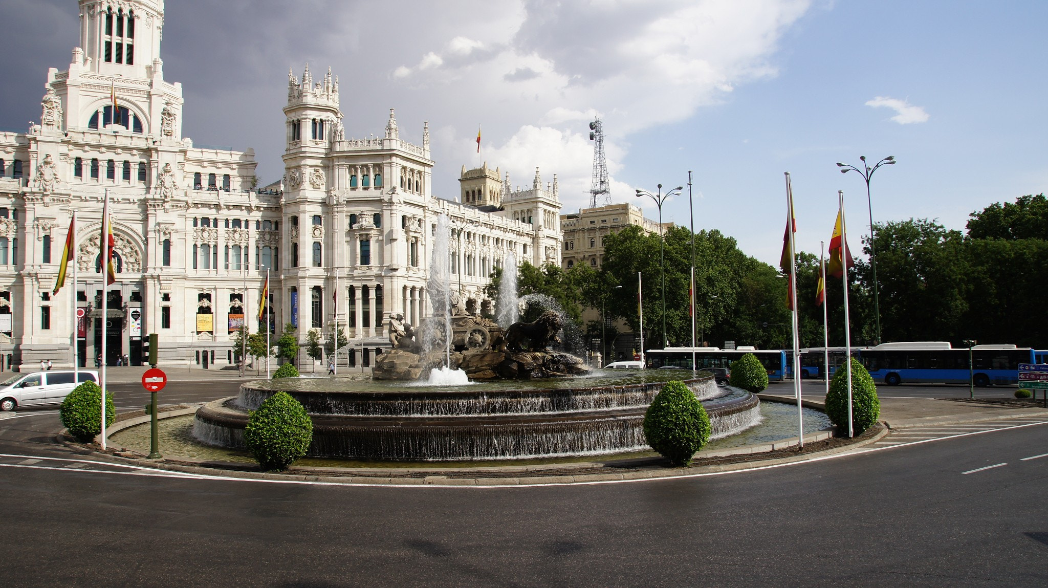 Sony DT 16-105mm F3.5-5.6 sample photo. Fuente de las cibeles photography