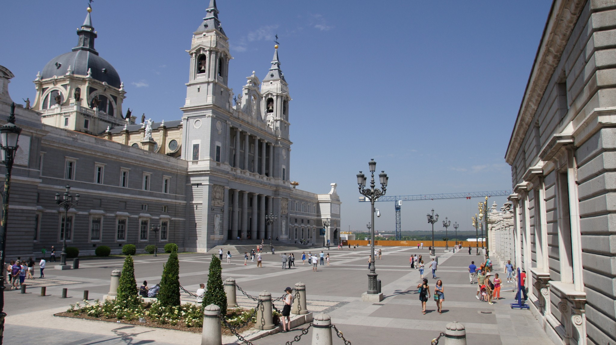 Sony DT 16-105mm F3.5-5.6 sample photo. Catedral de la almudena frente al palacio real photography