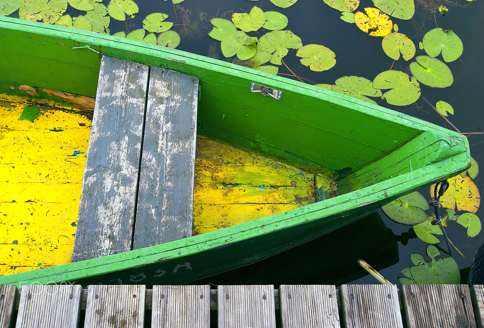 AF Zoom-Nikkor 28-100mm f/3.5-5.6G sample photo. Green and yellow boat photography