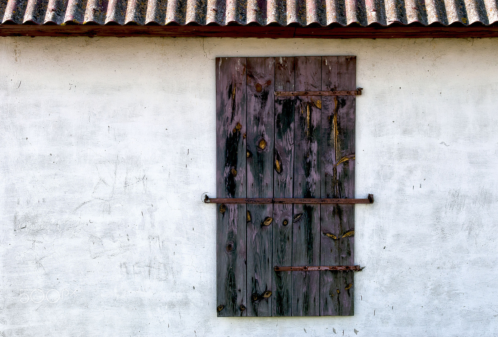 AF Zoom-Nikkor 28-80mm f/3.3-5.6G sample photo. Wooden window in the white wall photography