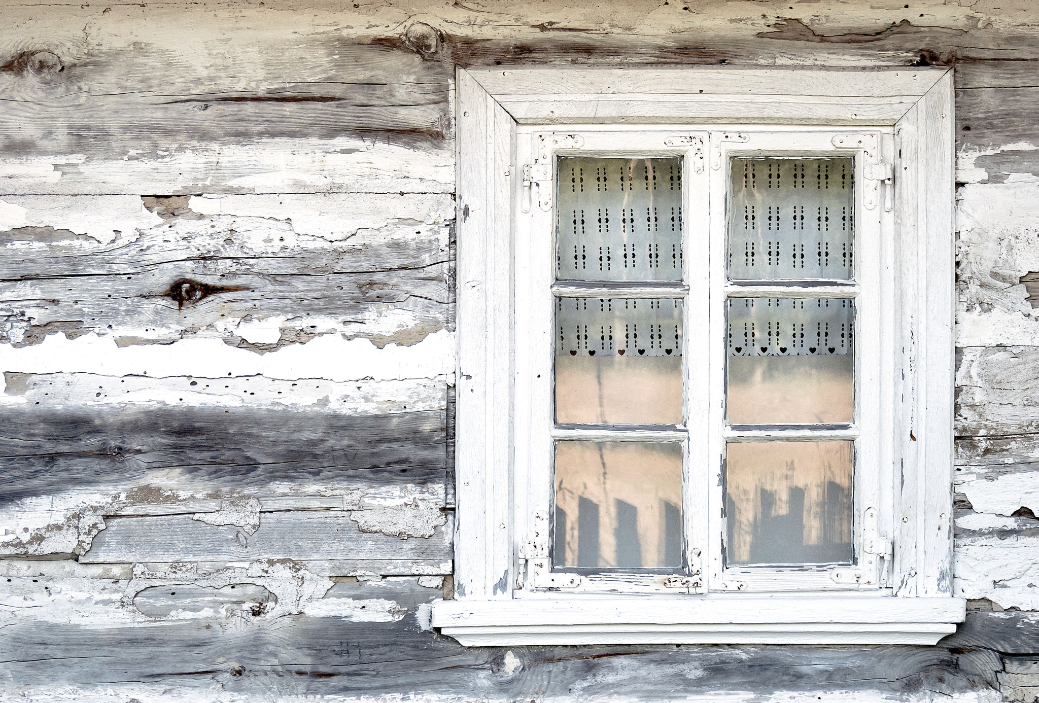 AF Zoom-Nikkor 28-80mm f/3.3-5.6G sample photo. Reflection in the old window photography