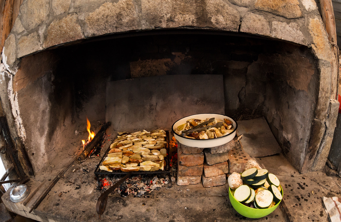 Canon EF 8-15mm F4L Fisheye USM sample photo. Rustic dinner photography