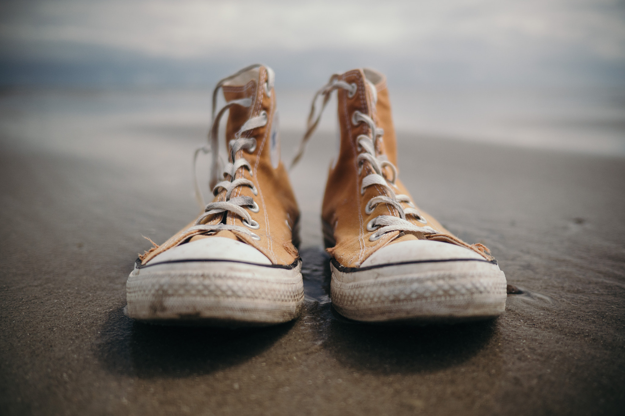 Olympus OM-D E-M10 + Panasonic Lumix G 20mm F1.7 ASPH sample photo. Old sneakers photography