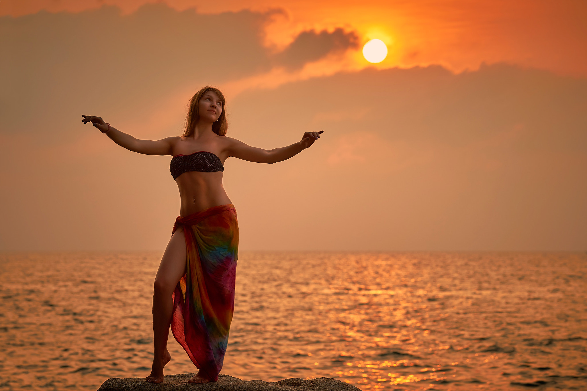 Sony Sonnar T* 135mm F1.8 ZA sample photo. Bellydancer at sunset photography