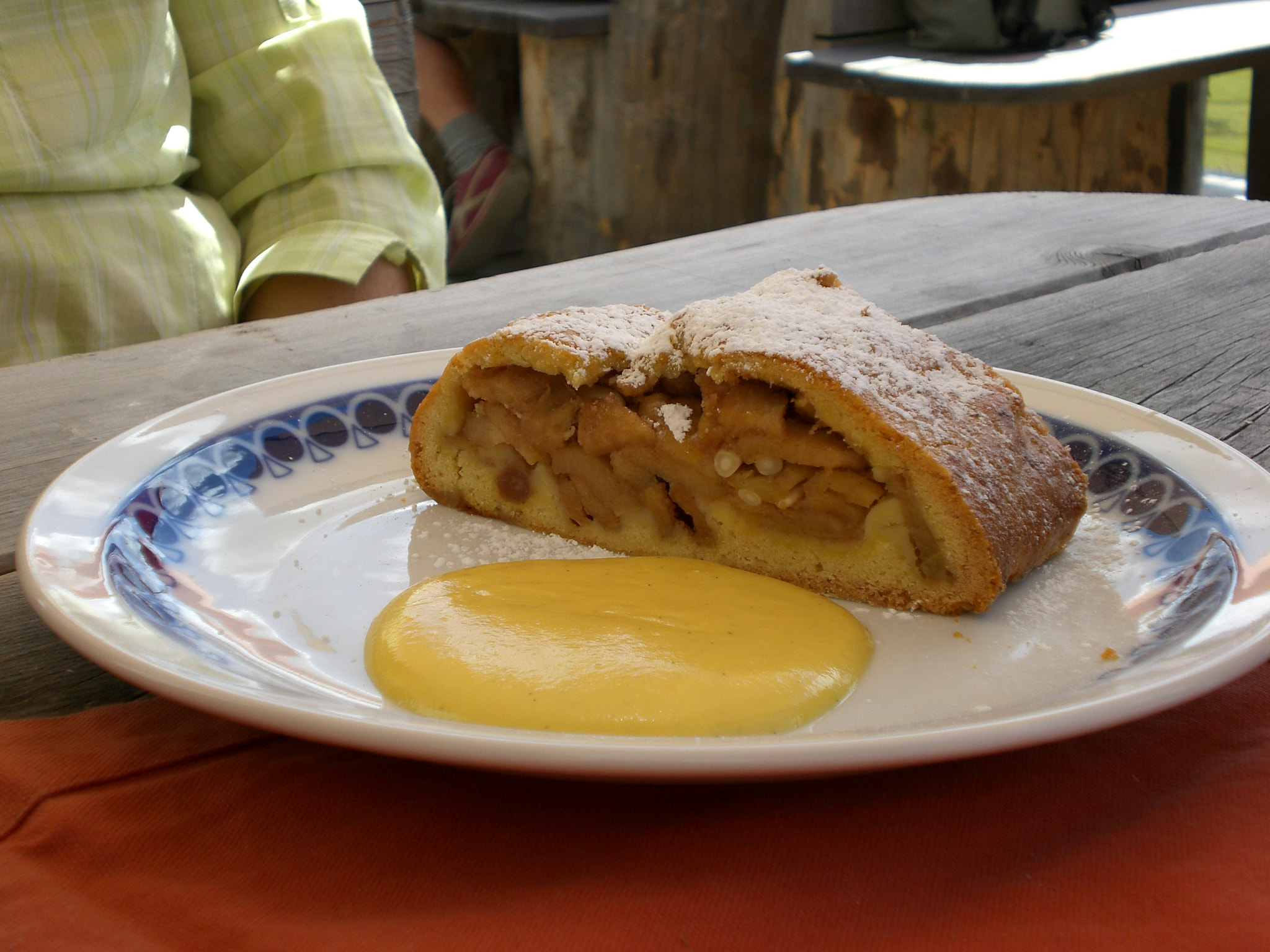 CASIO EX-Z75 sample photo. Apple strudel and vanilla cream photography