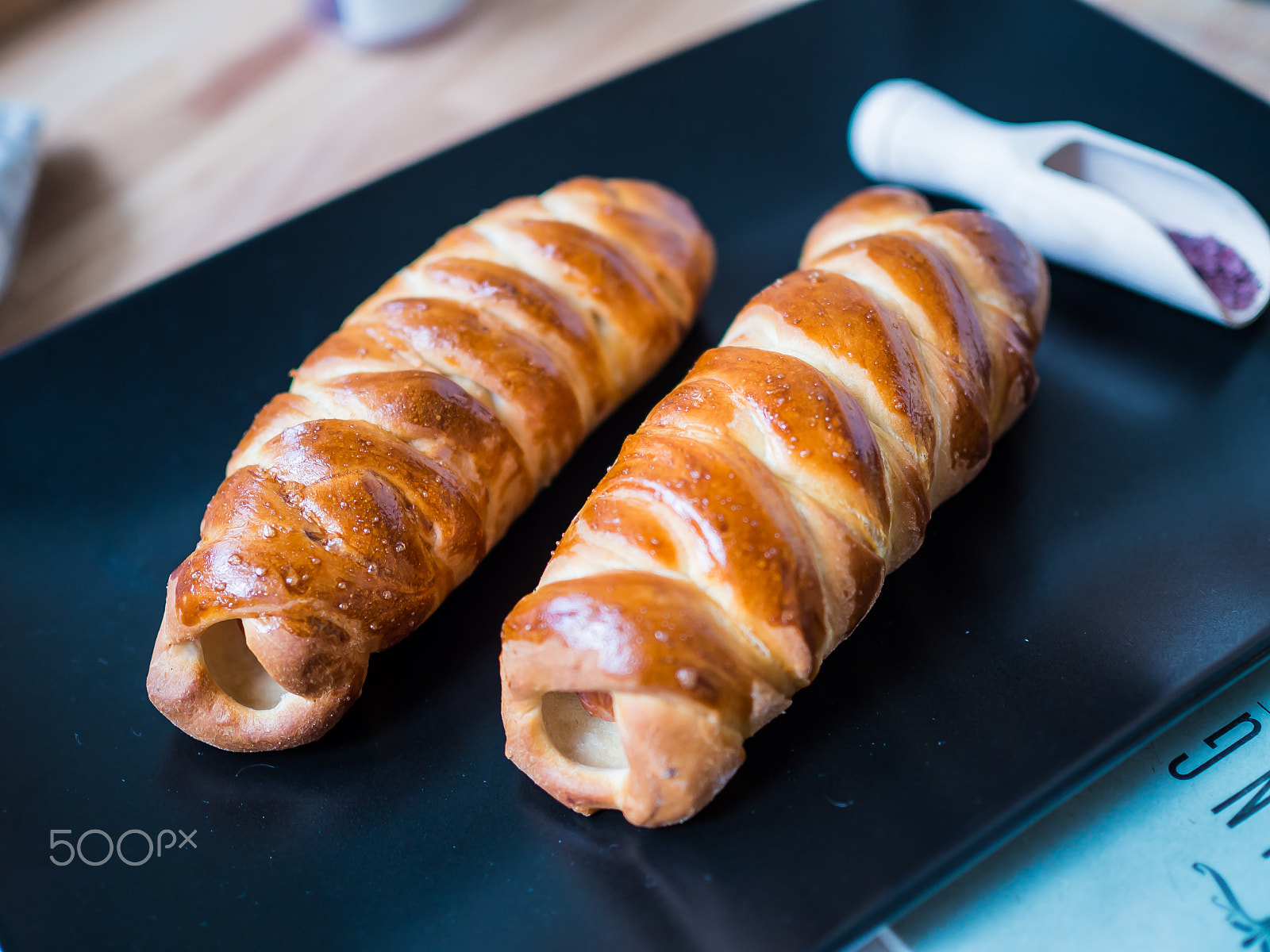 Olympus OM-D E-M10 II + Olympus M.Zuiko Digital 25mm F1.8 sample photo. Sausage in a pastry photography