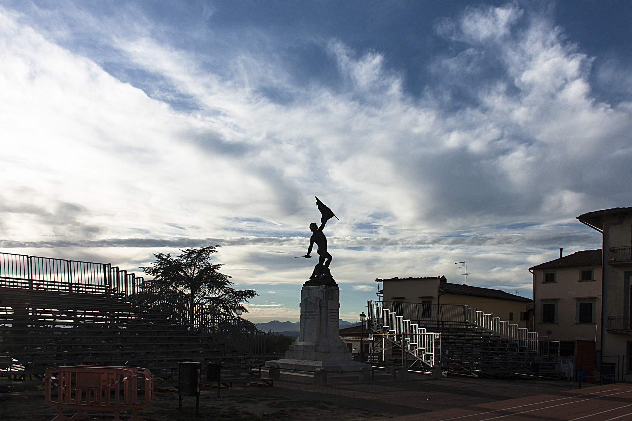 Canon EOS 450D (EOS Rebel XSi / EOS Kiss X2) sample photo. Cerreto guidi monumento photography