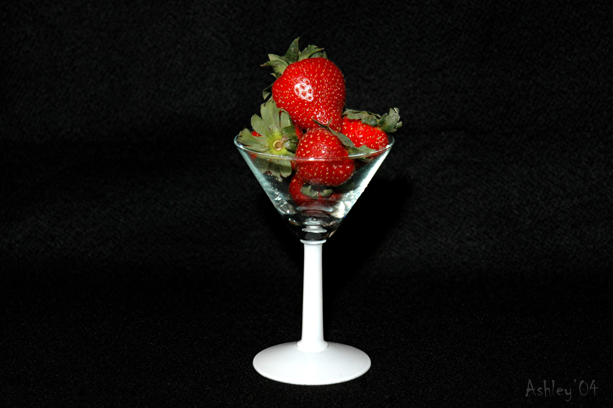 Nikon D70 + AF Zoom-Nikkor 24-120mm f/3.5-5.6D IF sample photo. Glass of strawberries photography