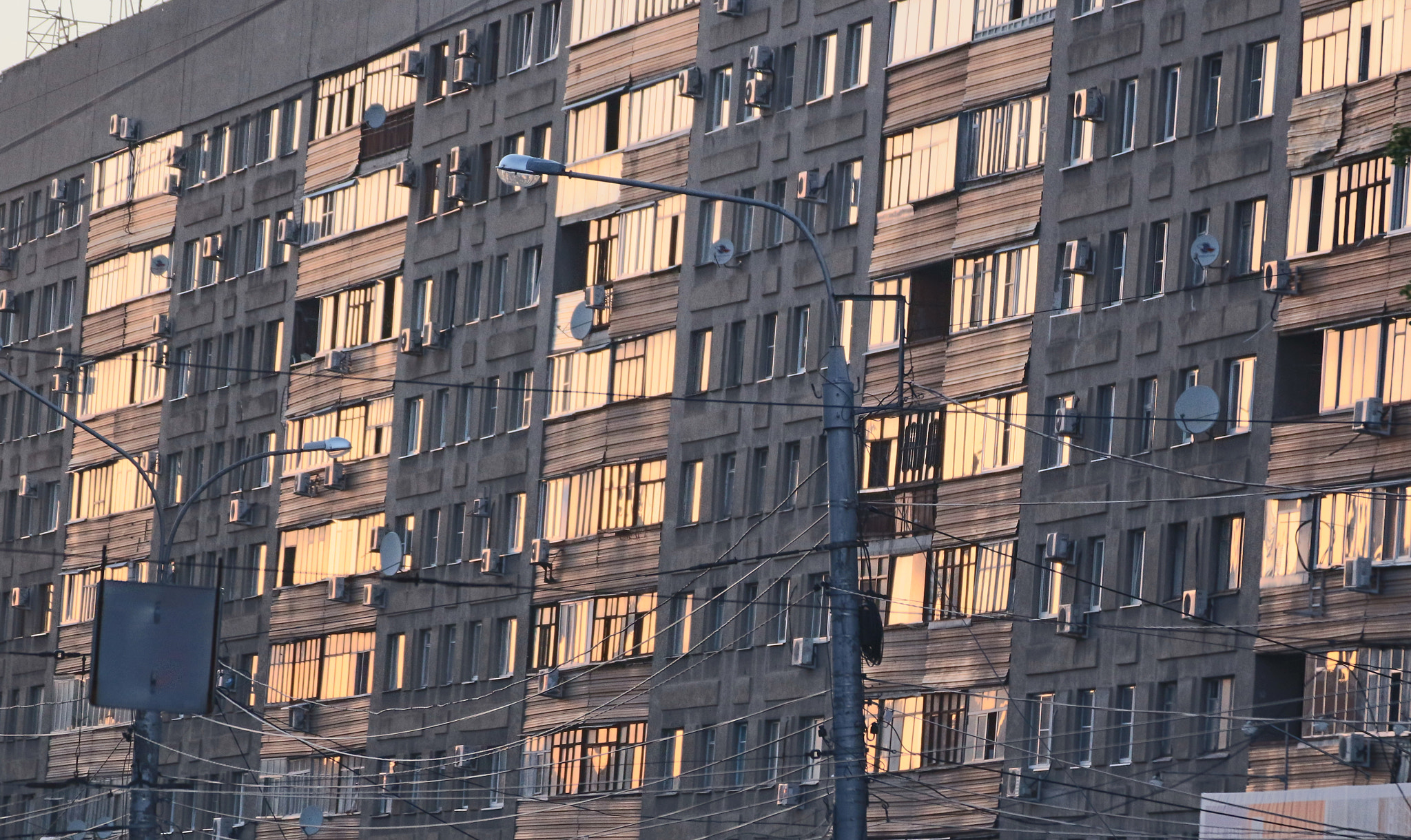 Tamron SP 35mm F1.8 Di VC USD sample photo. The reflection of the evening sun on the windows of the house photography