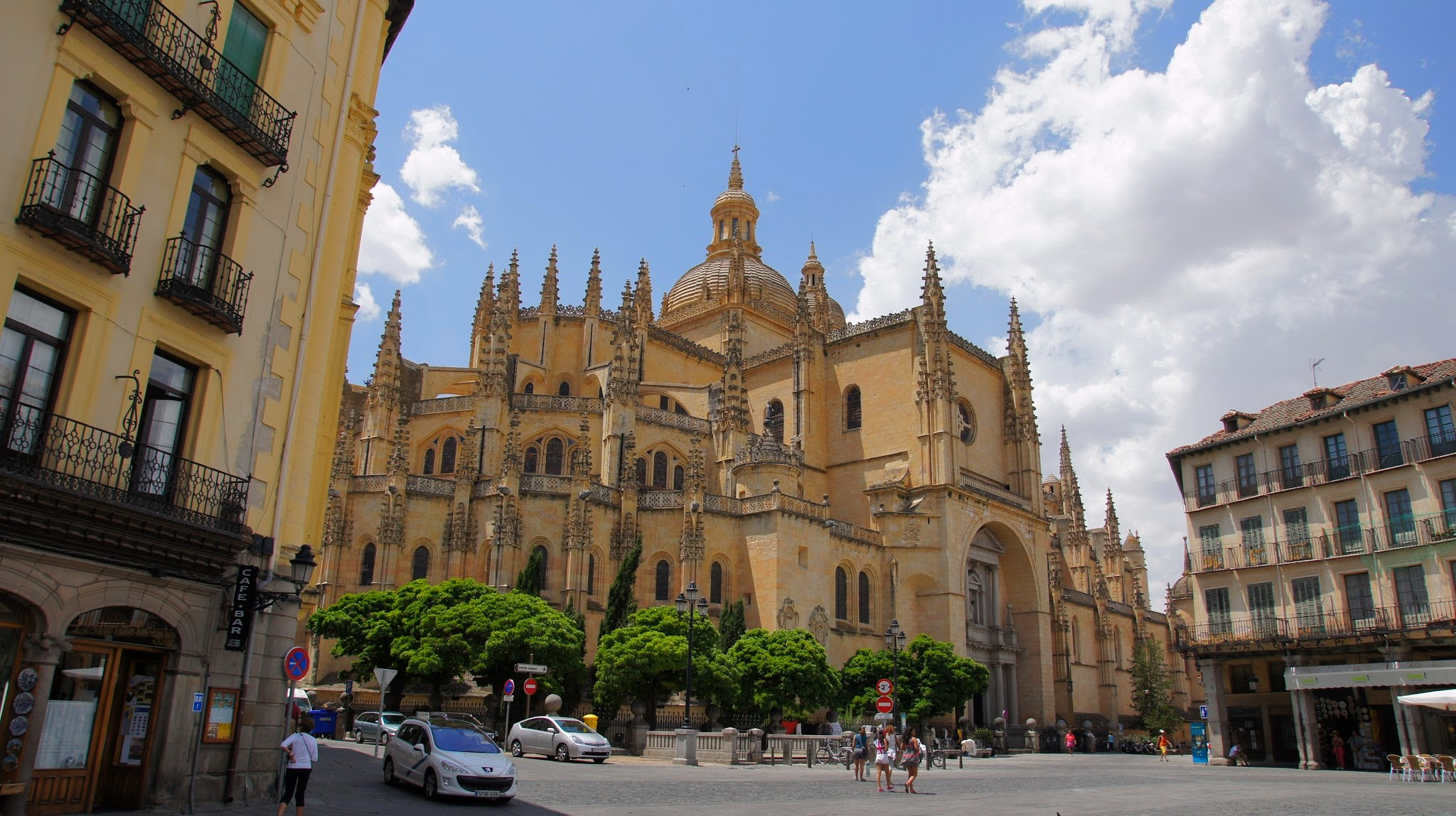 Sony DT 16-105mm F3.5-5.6 sample photo. Segovia cathedral  photography