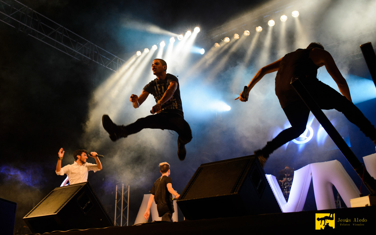 Nikon Df + Nikon AF Nikkor 35mm F2D sample photo. "double jump" photography