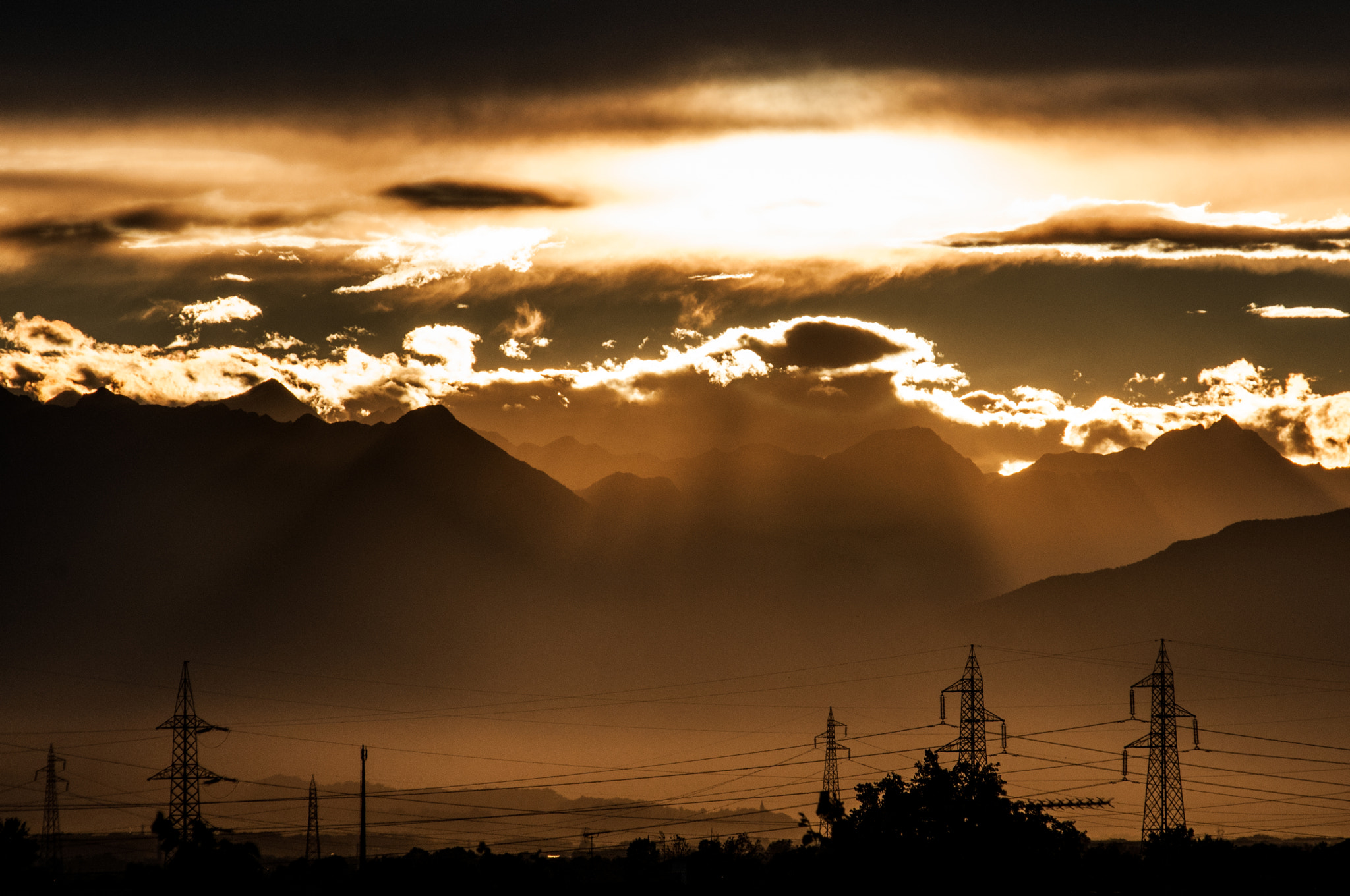 Nikon D300S + Nikon AF-Nikkor 80-200mm F2.8D ED sample photo. Here comes the night time photography