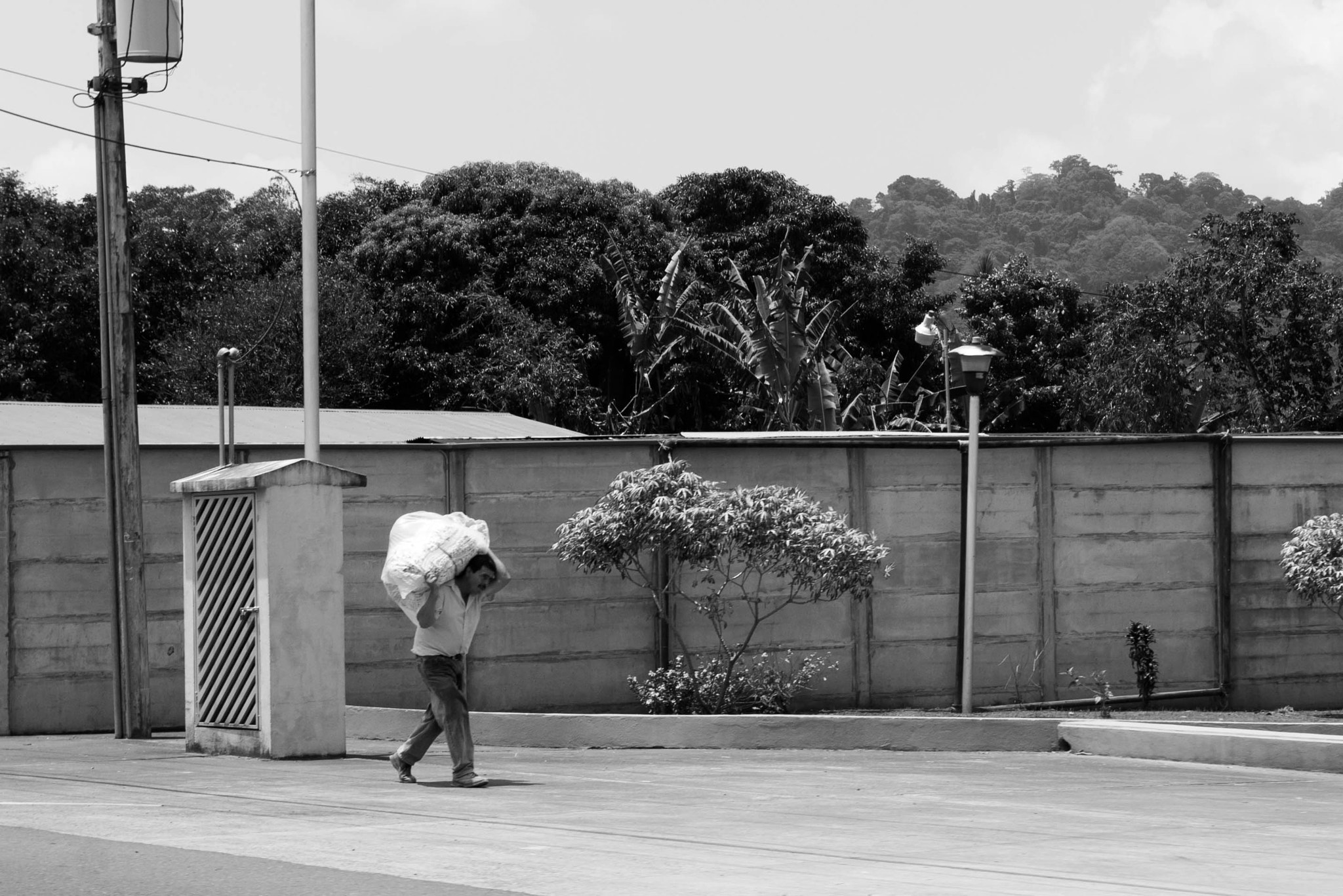 Tamron SP AF 17-50mm F2.8 XR Di II LD Aspherical (IF) sample photo. En las calles de puerto viejo. photography
