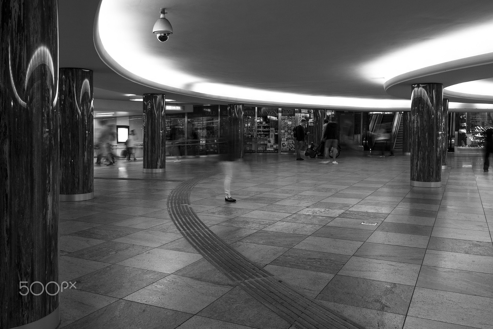 Tokina AT-X 12-28mm F4 Pro DX sample photo. Vienna subway station photography
