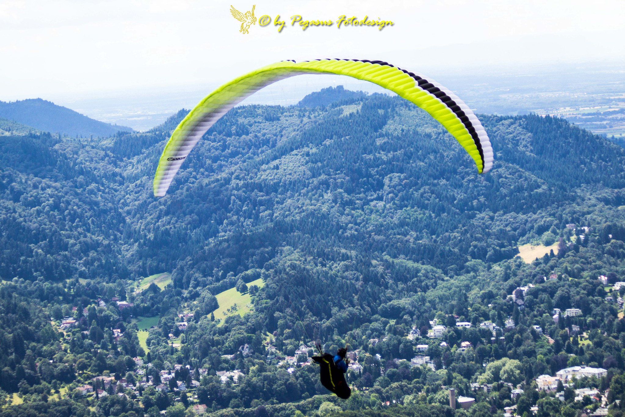 Canon EF 75-300mm F4.0-5.6 IS USM sample photo. Paragleiter über baden-baden  photography