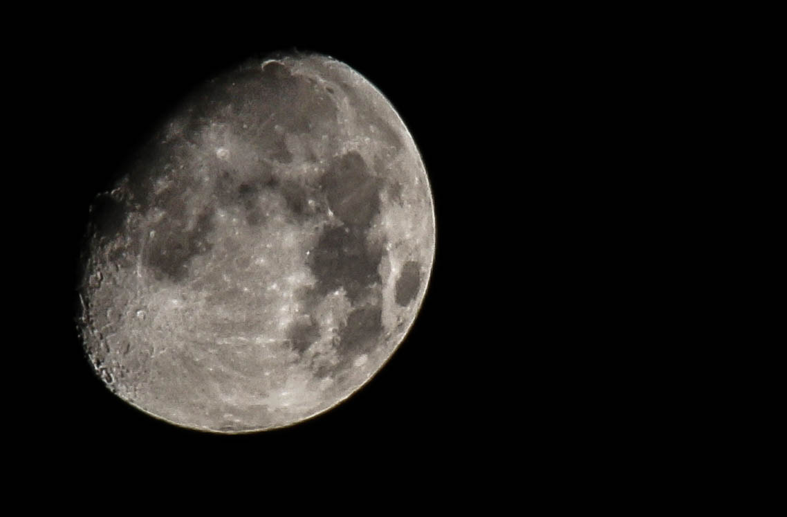 Canon EF 75-300mm F4.0-5.6 IS USM sample photo. Moon photography