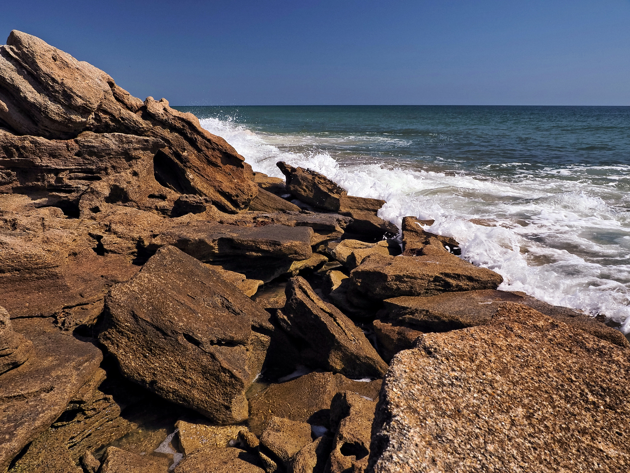 Olympus M.Zuiko Digital 14-42mm F3.5-5.6 II R sample photo. Rolling into the rocks at washington oaks photography
