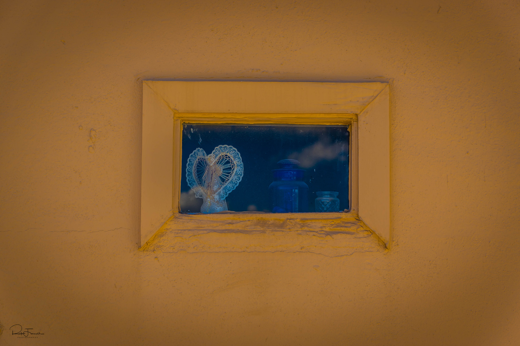 Sigma 17-70mm F2.8-4 DC Macro HSM | C sample photo. Angle in the window photography