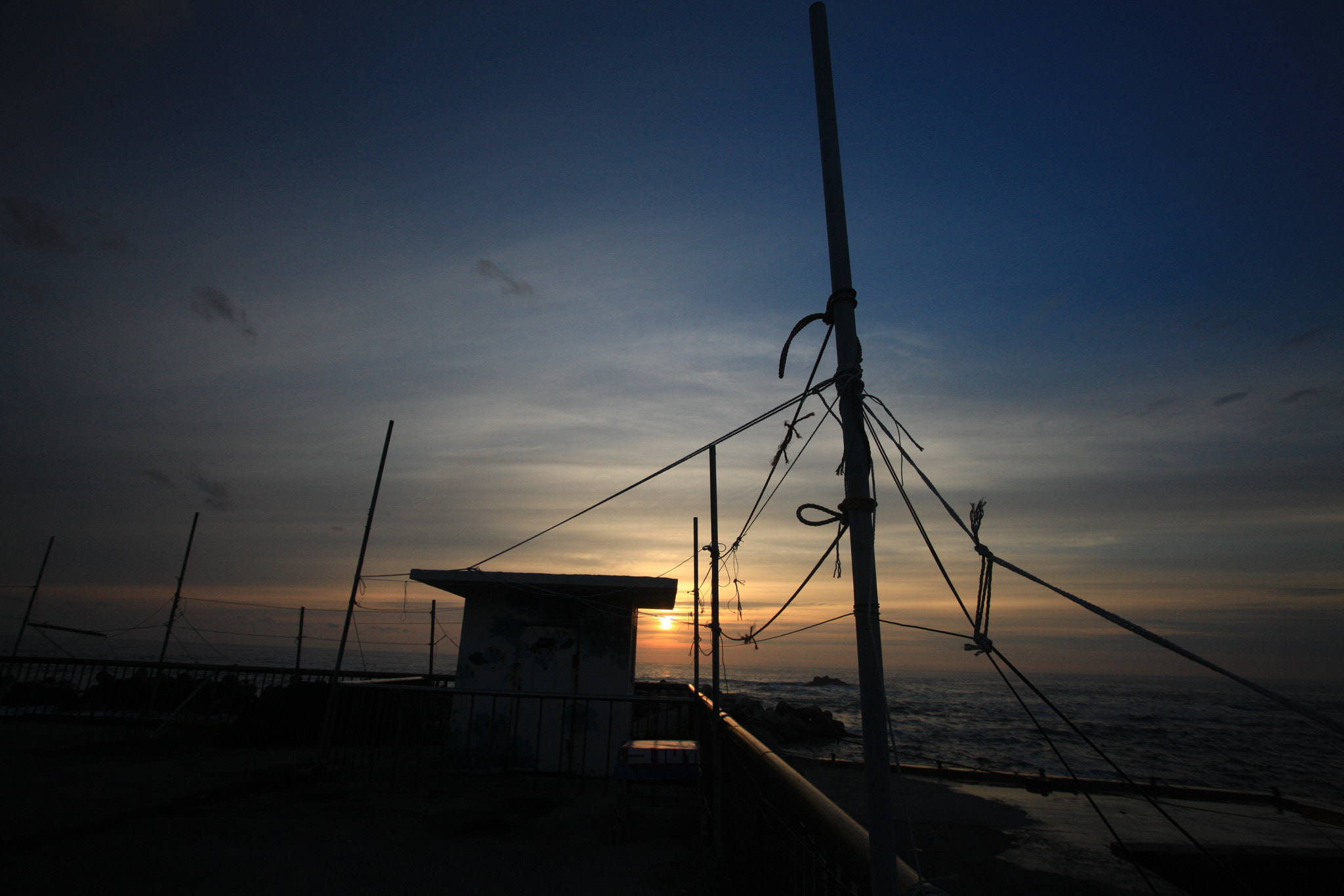 Canon EOS-1Ds Mark III + Sigma 17-35mm f/2.8-4 EX DG Aspherical HSM sample photo. Sunrise with lines @ jumunjin photography