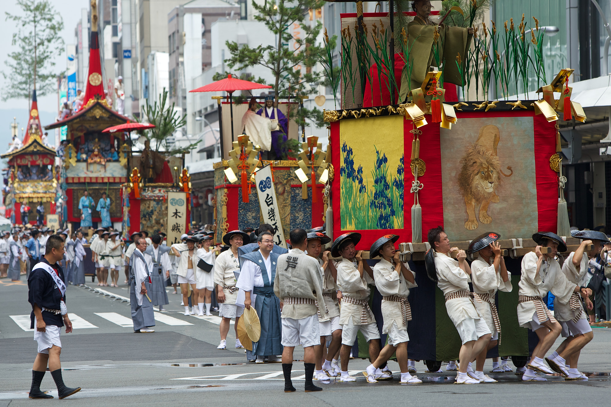 Canon EOS-1D Mark III sample photo. Making the turn - gion festival photography