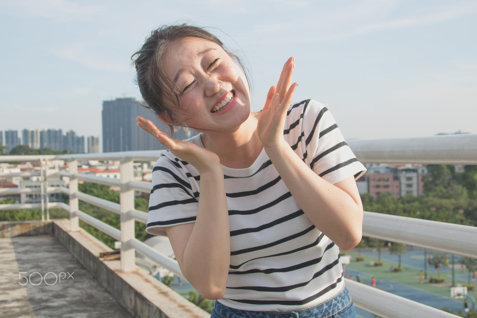 Canon EOS 760D (EOS Rebel T6s / EOS 8000D) + Canon TS-E 90mm F2.8 Tilt-Shift sample photo. Happy girls photography