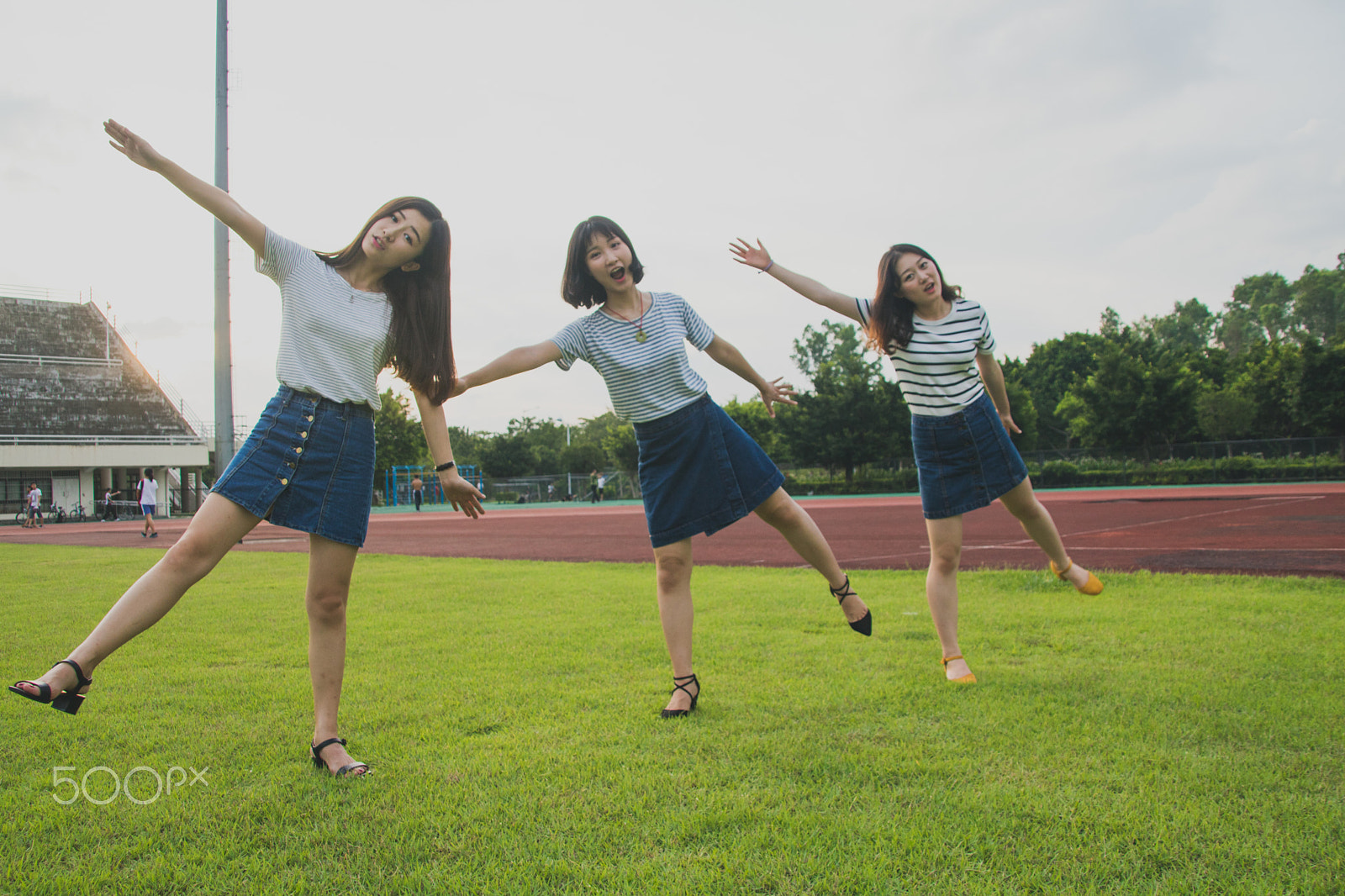 Canon EOS 760D (EOS Rebel T6s / EOS 8000D) + Canon TS-E 90mm F2.8 Tilt-Shift sample photo. Happy girls photography