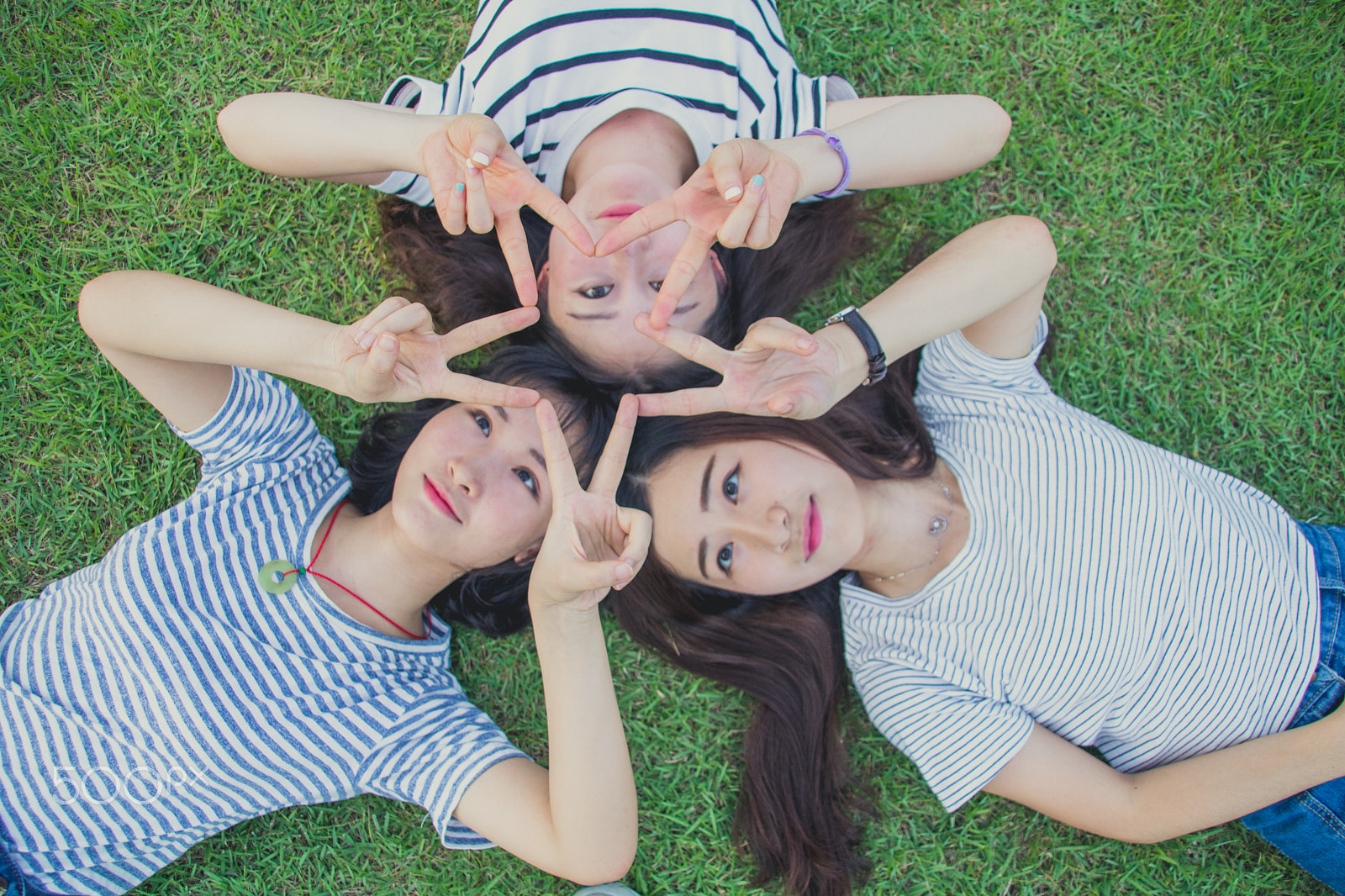 Canon EOS 760D (EOS Rebel T6s / EOS 8000D) + Canon TS-E 90mm F2.8 Tilt-Shift sample photo. Happy girls photography