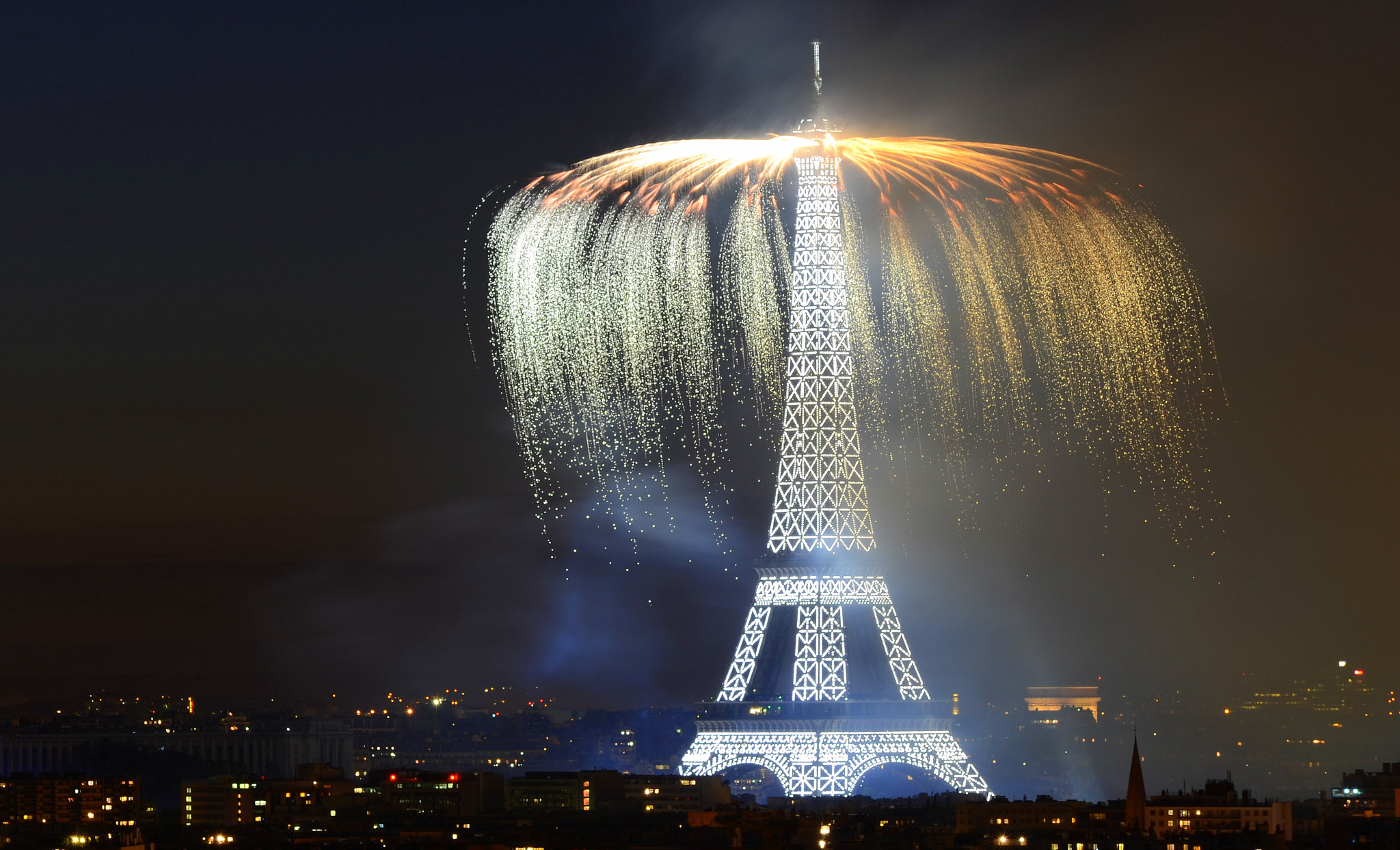 Nikon D7000 + Sigma 50-150mm F2.8 EX APO DC OS HSM sample photo. Fireworks 2016 in paris photography