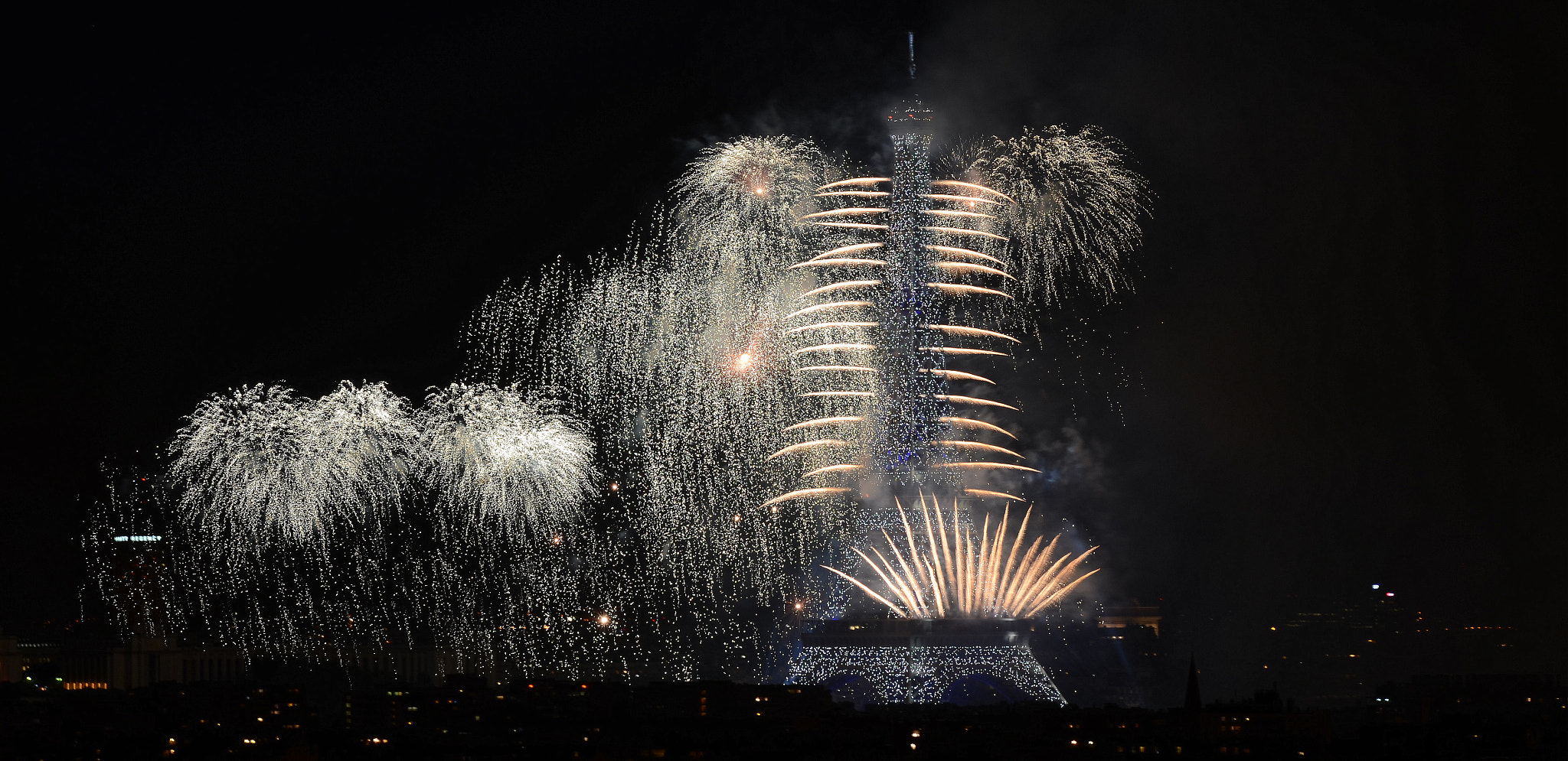 Nikon D7000 + Sigma 50-150mm F2.8 EX APO DC OS HSM sample photo. Fireworks 2016 in paris photography