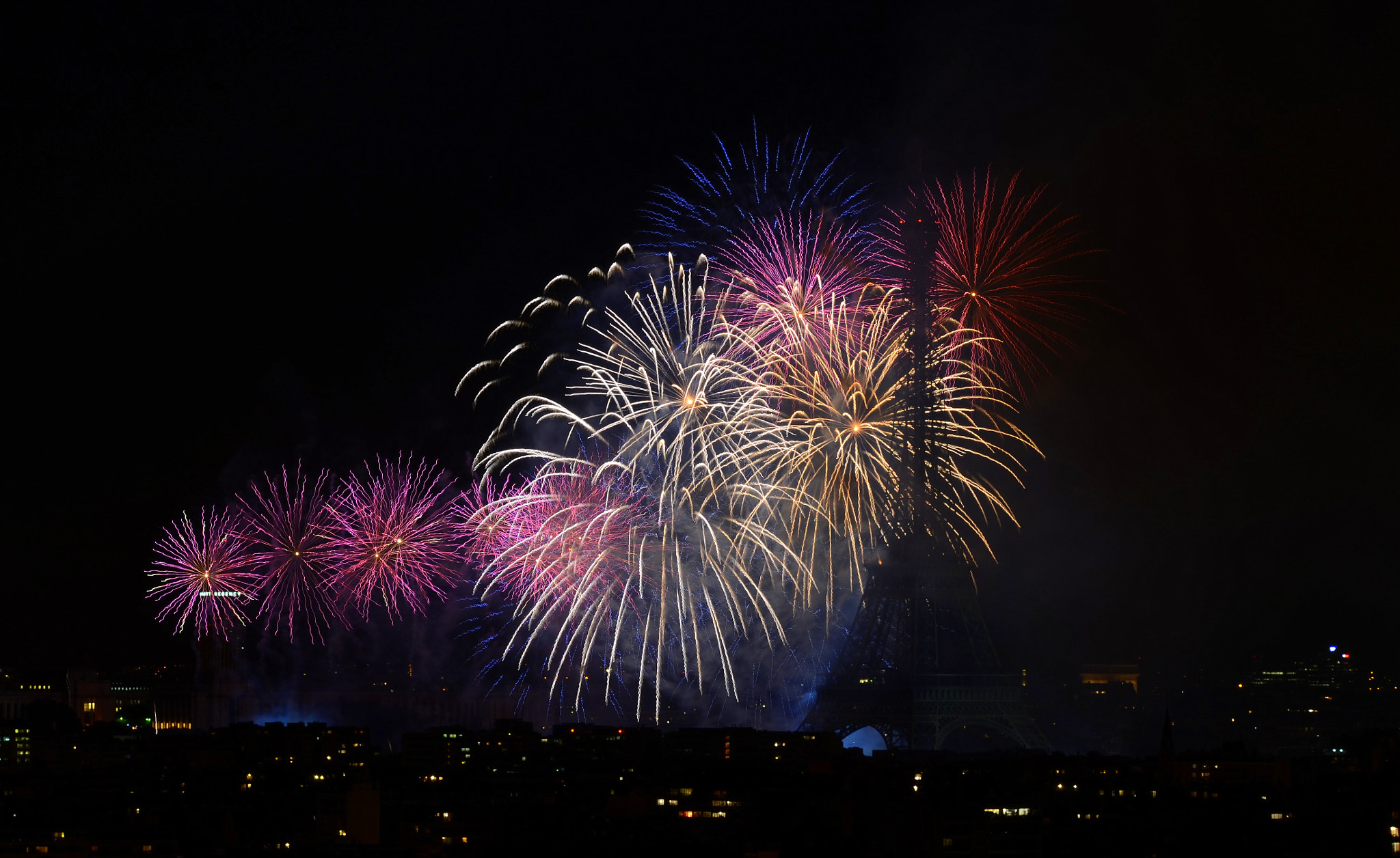 Nikon D7000 + Sigma 50-150mm F2.8 EX APO DC OS HSM sample photo. Fireworks 2016 in paris photography