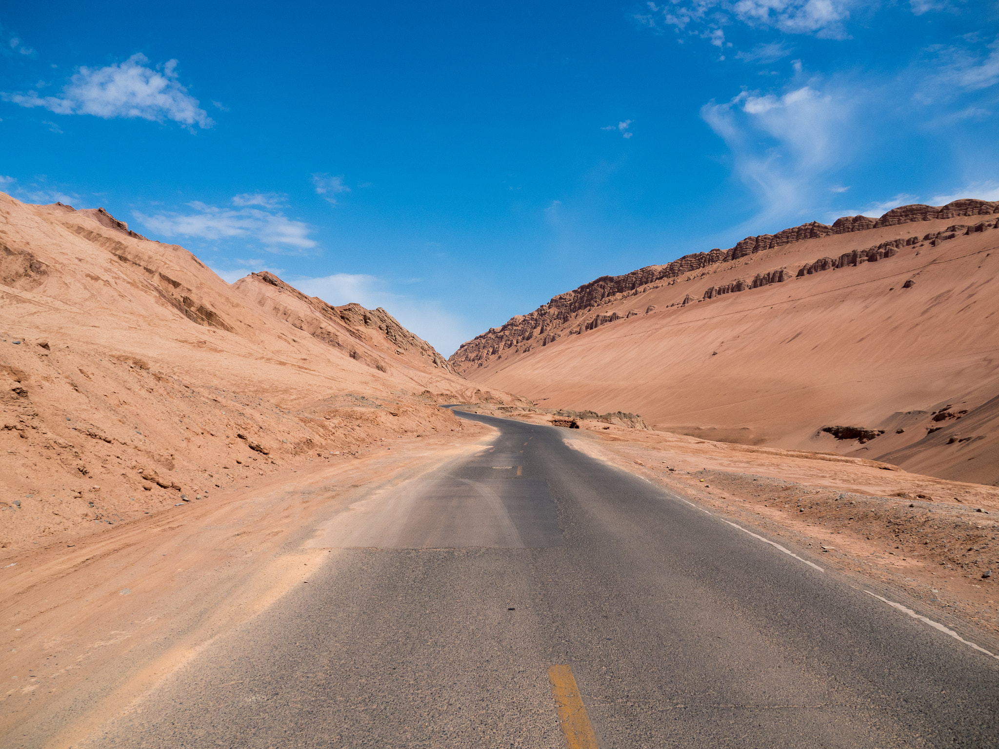 Olympus OM-D E-M5 II sample photo. Desert road photography