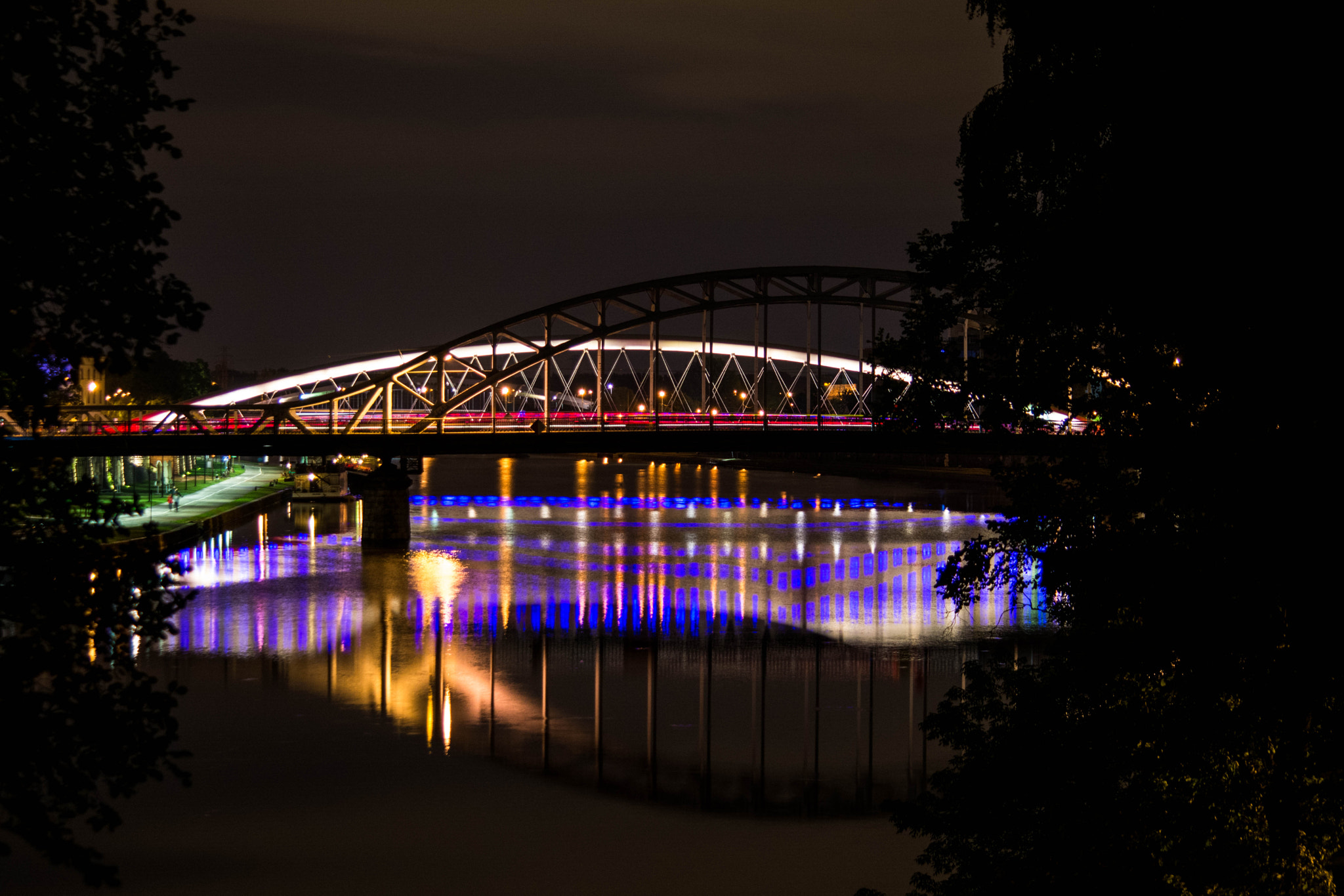 Nikon D5200 + AF-S DX Nikkor 18-55mm f/3.5-5.6G VR II + 2.8x sample photo. Walking bridge at night photography