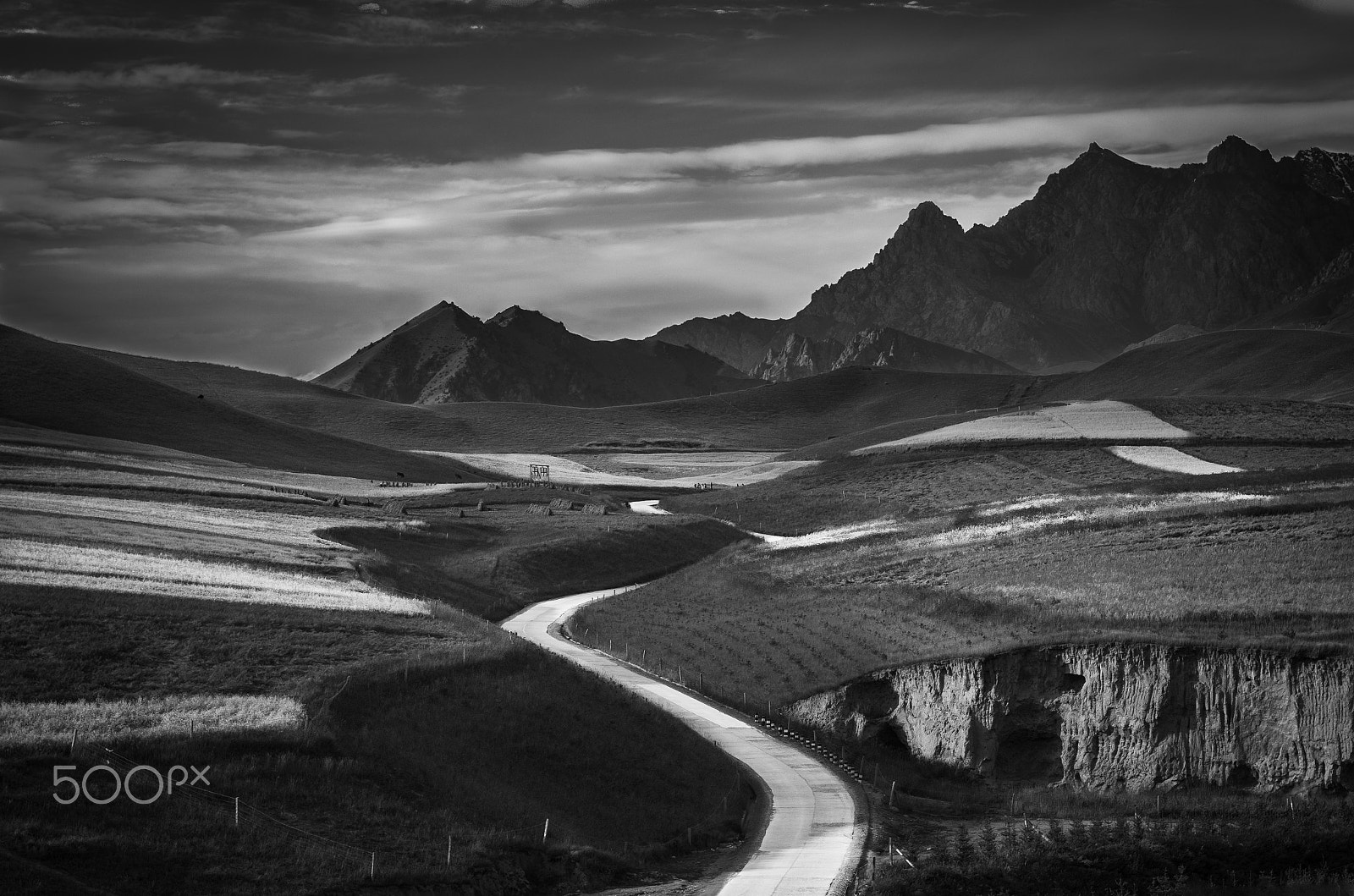 Sigma 17-70mm F2.8-4 DC Macro HSM | C sample photo. The road photography