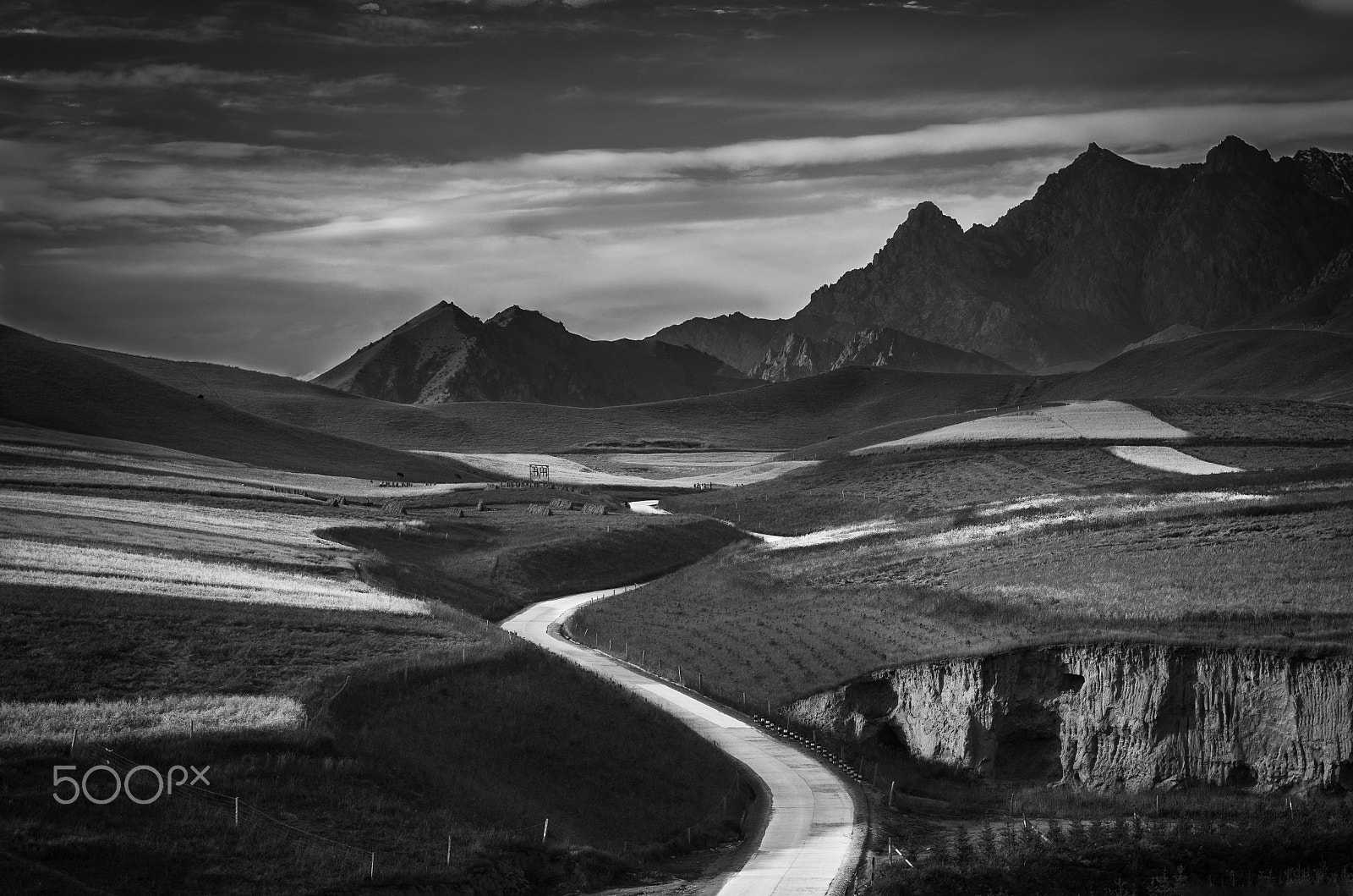 Pentax K-50 + Sigma 17-70mm F2.8-4 DC Macro HSM | C sample photo. The road photography