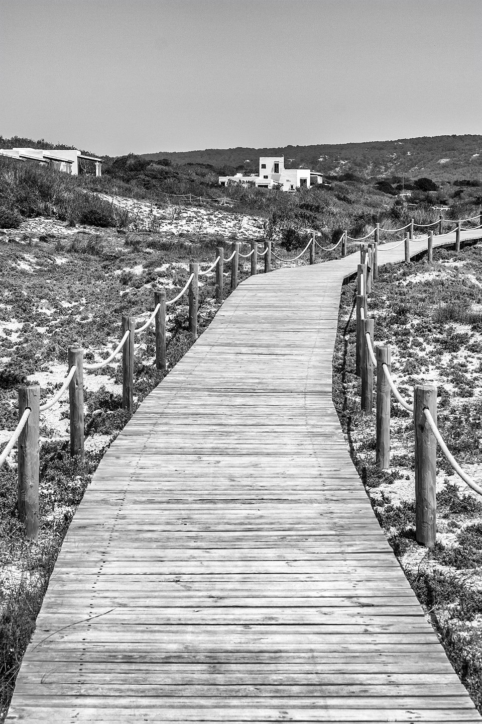 Canon EOS 1000D (EOS Digital Rebel XS / EOS Kiss F) + Canon EF 50mm F1.8 II sample photo. Boardwalk to the beach photography