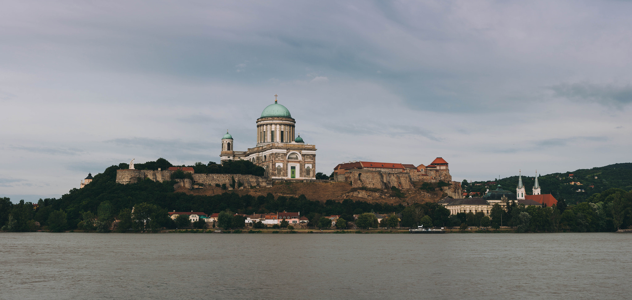 Canon EOS 450D (EOS Rebel XSi / EOS Kiss X2) + Canon EF 50mm F1.8 II sample photo. Esztergom cityscape photography