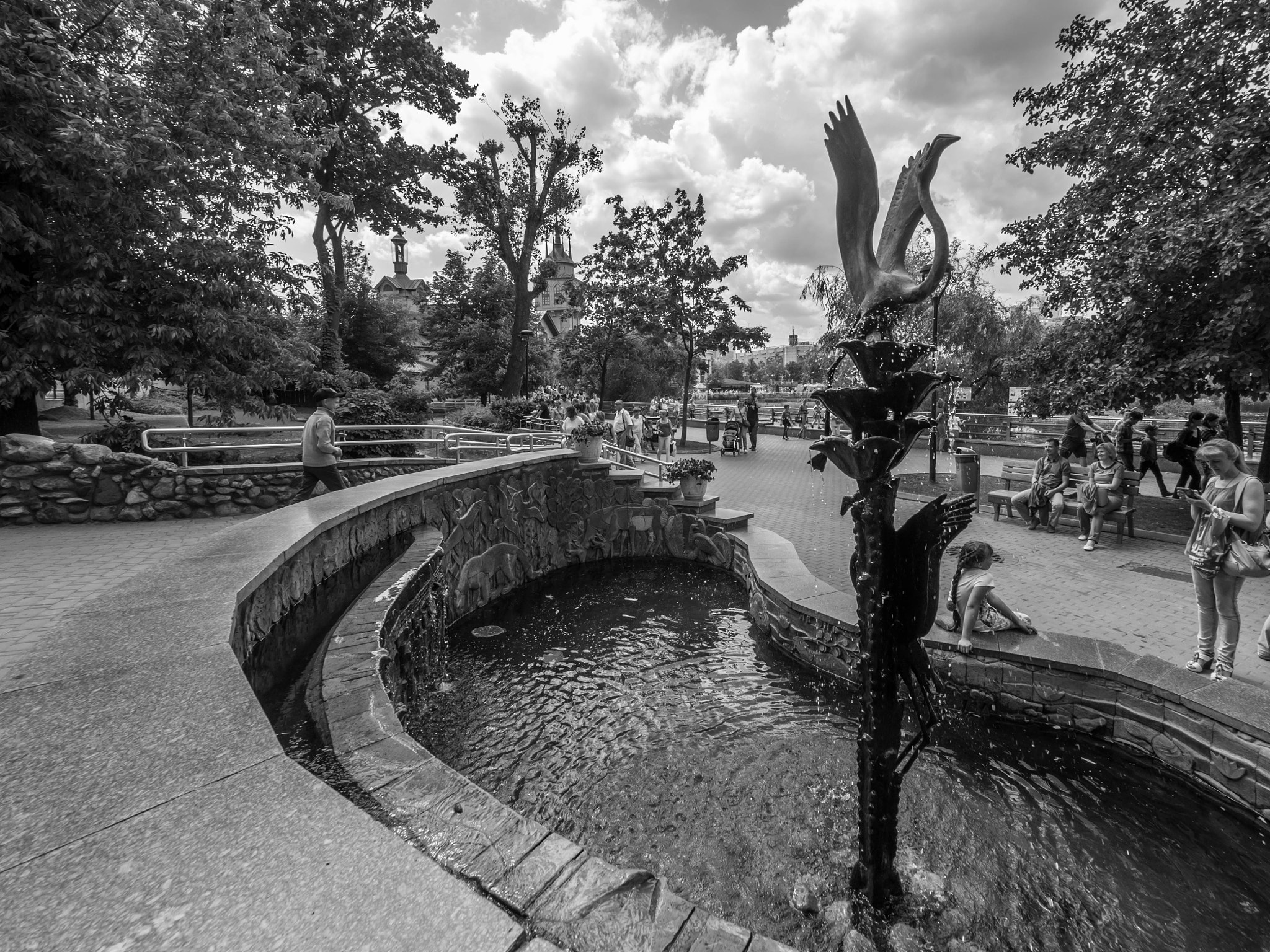 Panasonic Lumix DMC-GH4 + Olympus M.Zuiko Digital ED 7-14mm F2.8 PRO sample photo. Fountain in moscow zoo photography