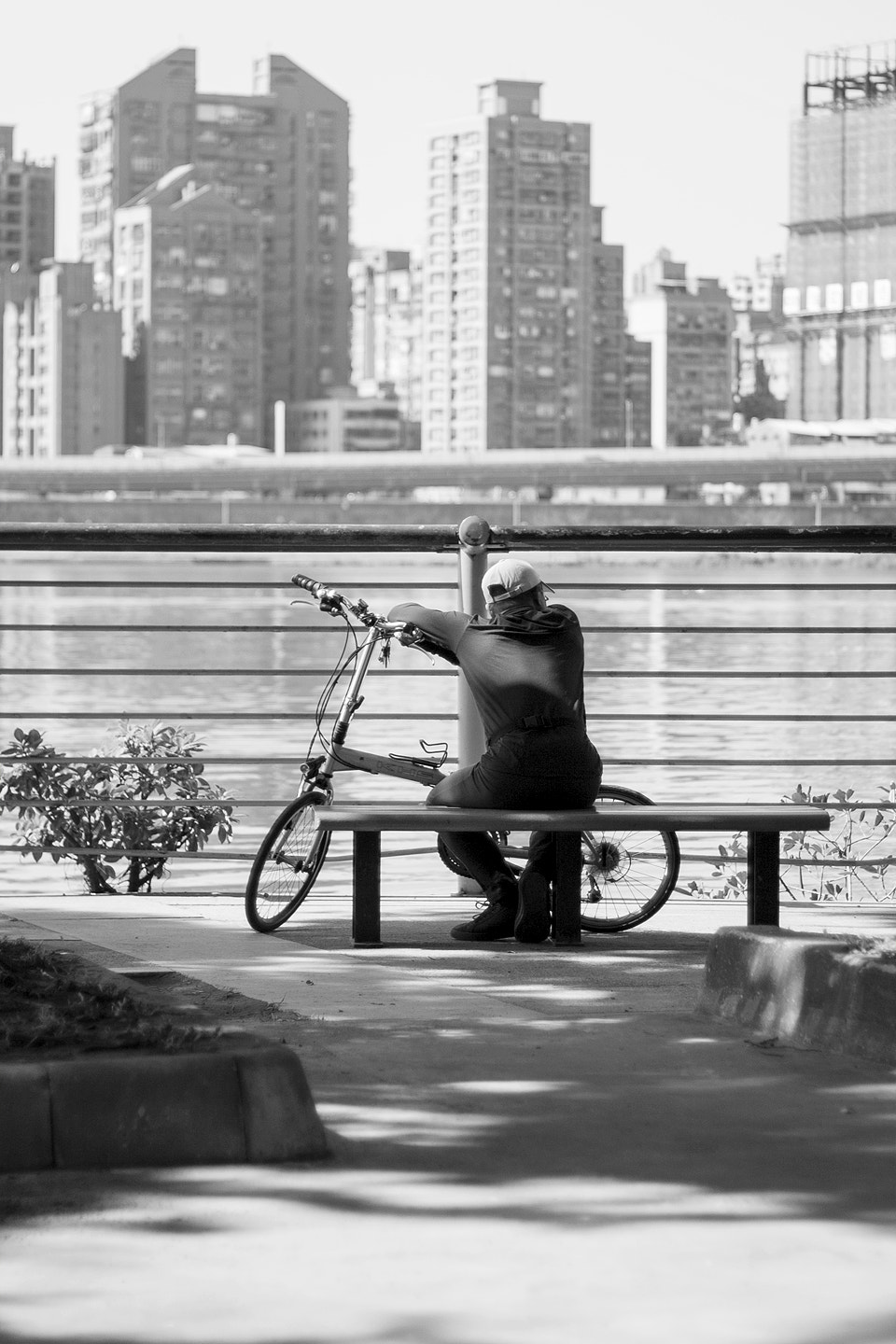 Canon EOS 1000D (EOS Digital Rebel XS / EOS Kiss F) + Canon EF 50mm F1.8 II sample photo. Old man on a bench photography