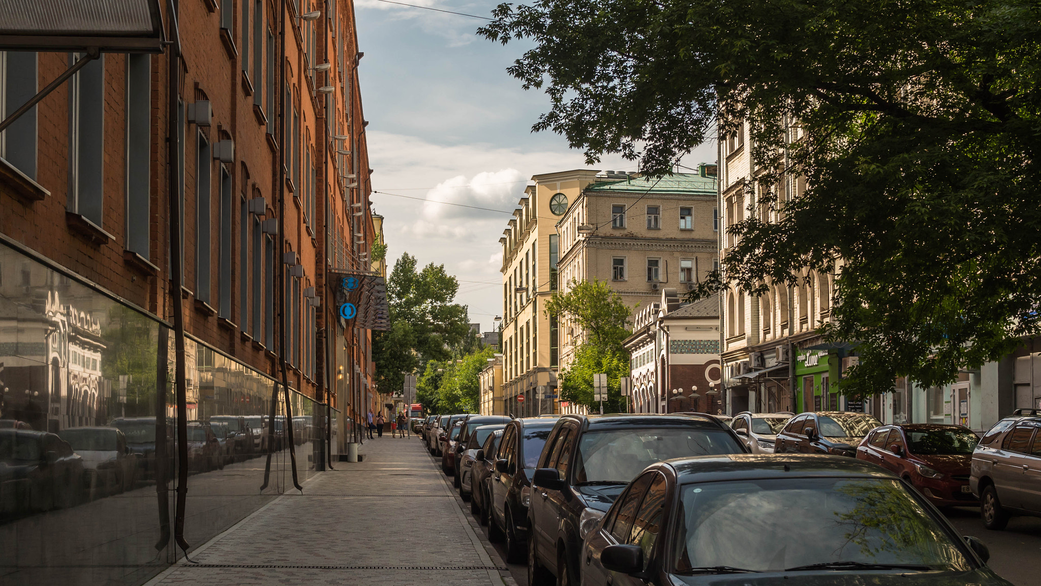 Panasonic Lumix DMC-GH4 + Olympus M.Zuiko Digital 25mm F1.8 sample photo. Alleys of moscow photography