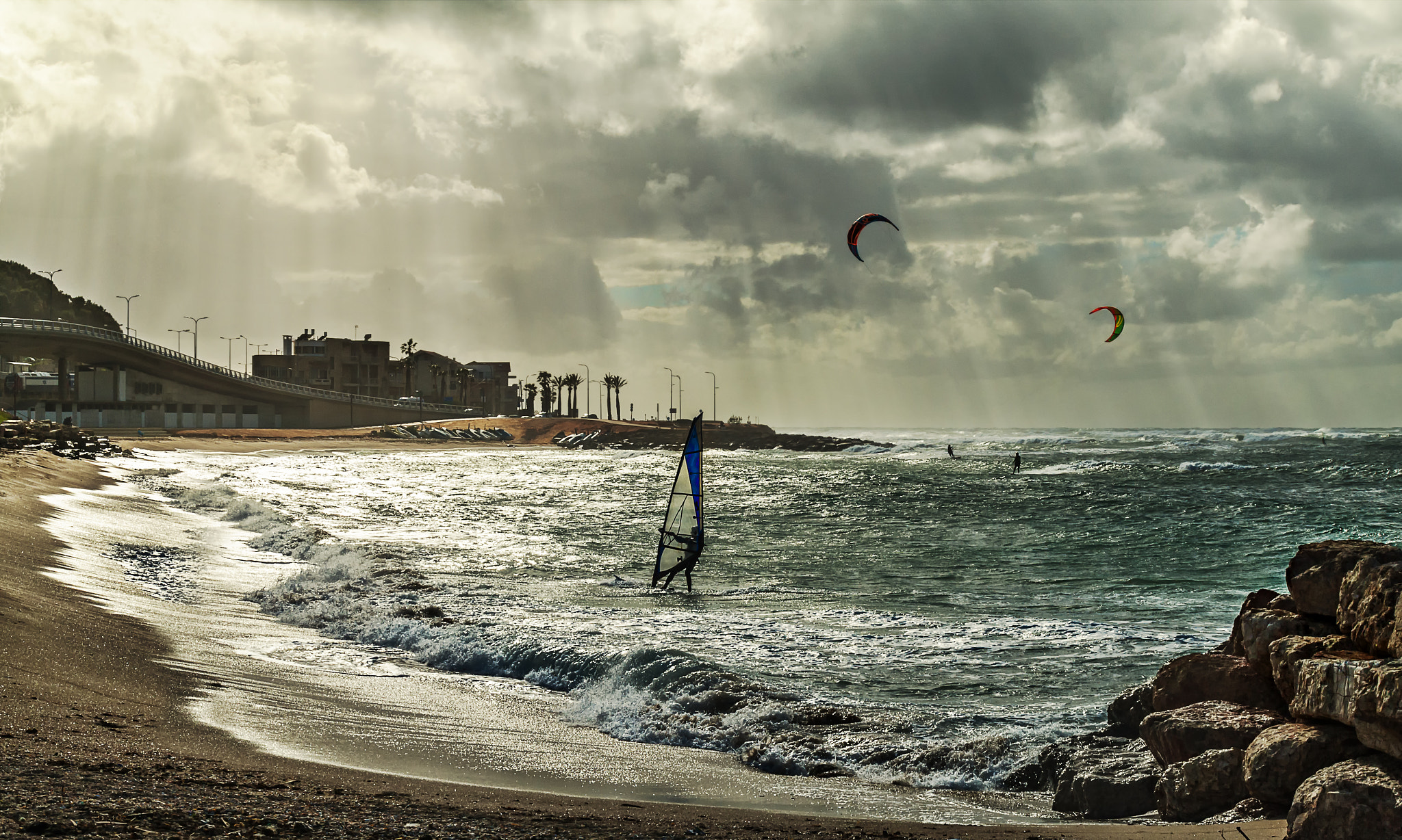 Pentax K-7 + Tamron AF 18-200mm F3.5-6.3 XR Di II LD Aspherical (IF) Macro sample photo. Seascape with windsurfers photography