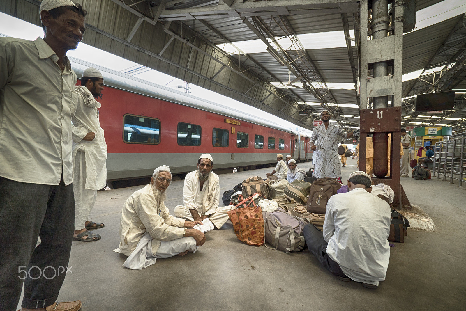 Sony a7S II + Sony Vario-Tessar T* FE 16-35mm F4 ZA OSS sample photo. New delhi railway station photography